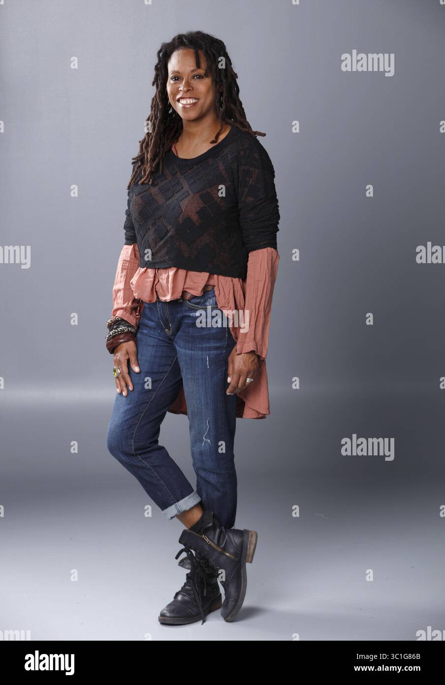 Mai 2016 - Minneapolis, MN, USA - Kimberly Caprini, 51, 2 Kinder im Alter von 16 und 12 Jahren. 40 % der Mütter geben an, dass sie nicht gerne auf Familienfotos sind, weil sie das Aussehen nicht mögen. Aber Familien wollen natürlich Fotos von Mom. Was sind die Probleme, die Mütter auf Fotos sehen, und wie empfehlen lokale Fotografen, diese Probleme zu lösen? (Kreditbild: Tom Wallace/Minneapolis Star Tribune/TNS via ZUMA Wire) Stockfoto