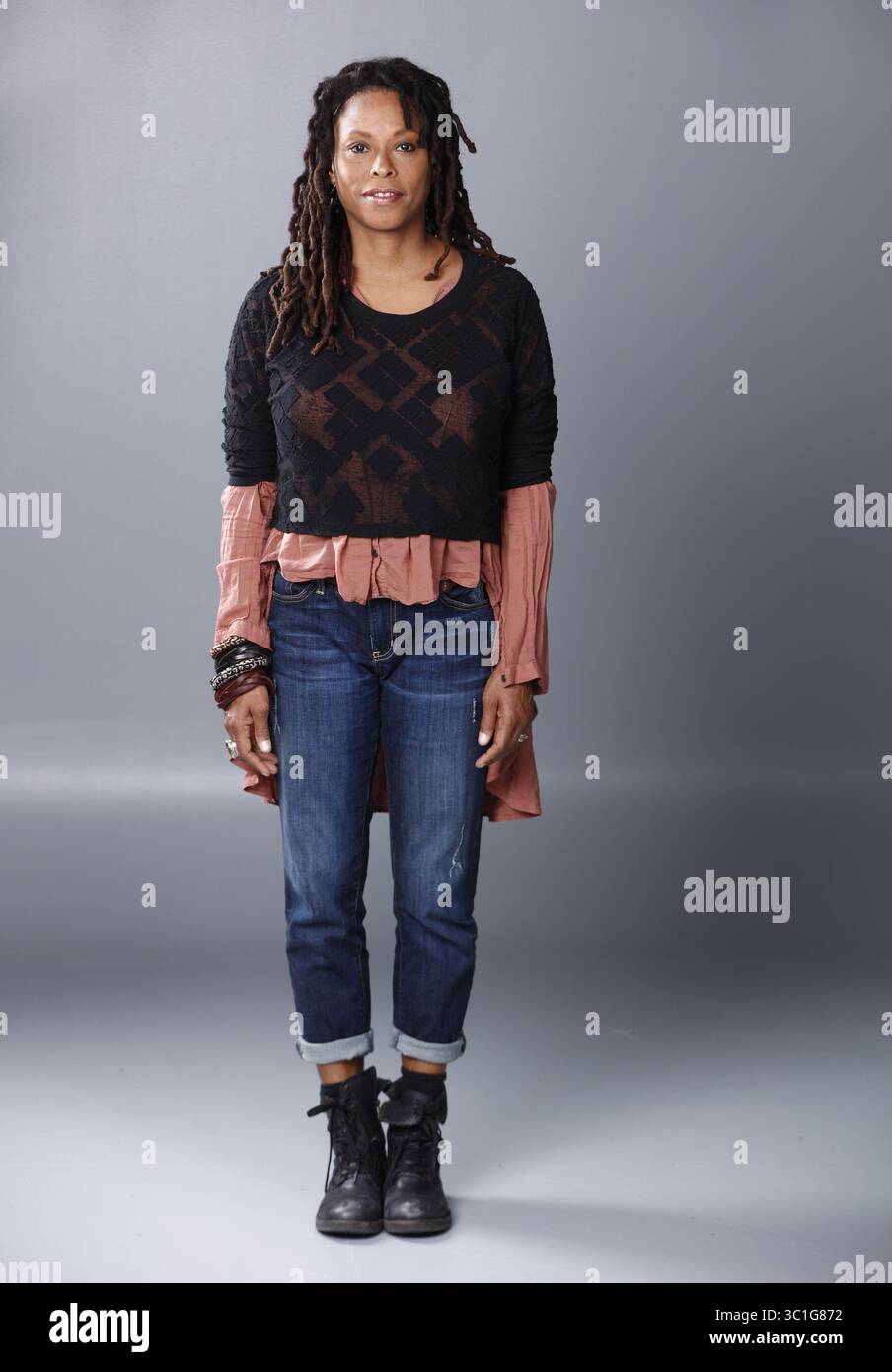 Mai 2016 - Minneapolis, MN, USA - Kimberly Caprini, 51, 2 Kinder im Alter von 16 und 12 Jahren. 40 % der Mütter geben an, dass sie nicht gerne auf Familienfotos sind, weil sie das Aussehen nicht mögen. Aber Familien wollen natürlich Fotos von Mom. Was sind die Probleme, die Mütter auf Fotos sehen, und wie empfehlen lokale Fotografen, diese Probleme zu lösen? (Kreditbild: Tom Wallace/Minneapolis Star Tribune/TNS via ZUMA Wire) Stockfoto