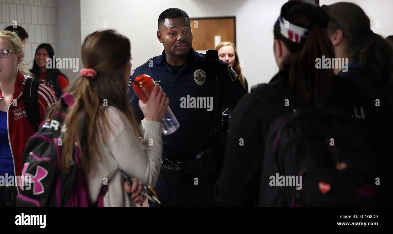 8. Juni 2016: St. Paul, MN, USA – USA – Cortez Hull, Schulressourcenoffizier (SRO) an der Highland Park High School in St. Paul, interagierte am Ende der Schule mit Schülern. / St. Paul, MN / 8. Juni 2016 15:00 Uhr – HINTERGRUNDINFORMATIONEN: Die jüngsten Ereignisse haben scharfe Kontraste in der Art und Weise gebracht, wie Schulverantwortliche -- Polizisten in den Schulen -- vor Ort gesehen werden, und ihre Zukunft in zwei der größten Bezirke des Bundesstaates ist eine Frage, die jetzt diskutiert wird. In St. Paul ehrten die Bezirksführer Vernon Simmons, einen langjährigen SRO, der für seine beruhigende Präsenz an der Johnson High bekannt war, bei einem Treffen am Stockfoto