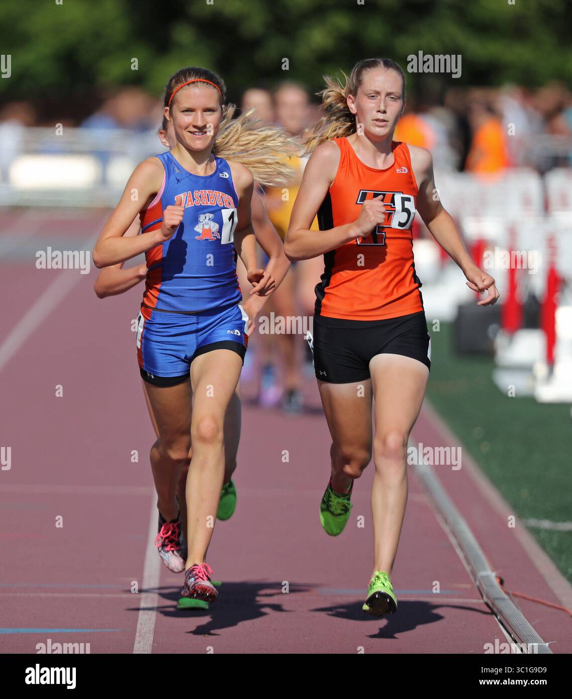 9. Juni 2017: St. Paul, Minn, USA – USA – Emily Covert aus Minneapolis Washburn lächelte, nachdem sie im AA-Finale des 3200-mm-Laufs einen Fan für sie bejubelt hatte. Lauren Peterson (rechts) von Farmington gewann das Rennen. Tag eins des MSHSL State Track Meeting fand am Freitag, 9. Juni 2017, auf dem Campus der Hamline University in St. Paul, Minn. statt (Credit Image: Shari L. Gross/Minneapolis Star Tribune/TNS via ZUMA Wire) Stockfoto