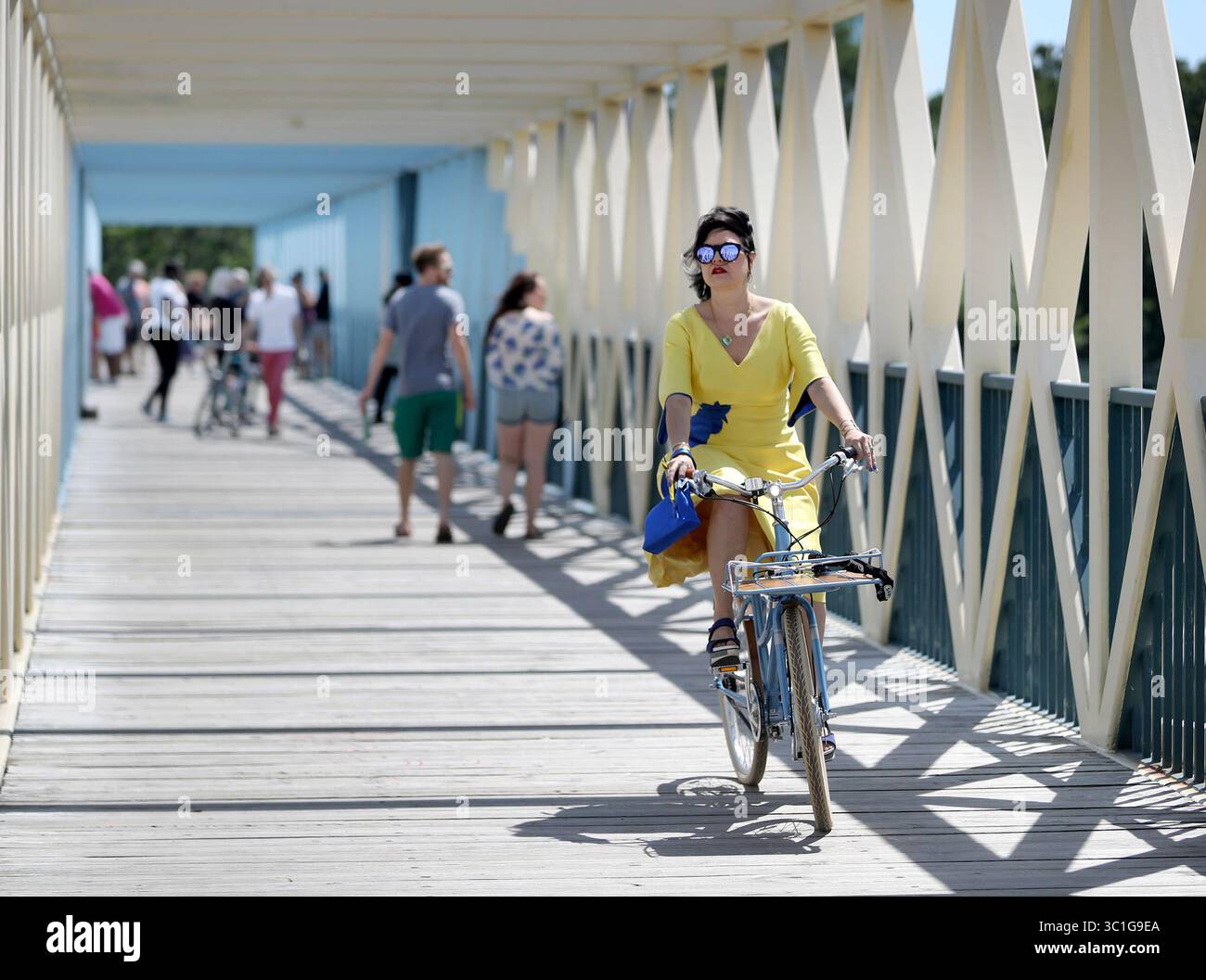 10. Juni 2017 - Minneapolis, MN, USA - Vereinigte Staaten - Wiedereröffnungstag im Minneapolis Sculpture Garden Samstag, 10. Juni 2017, in Minneapolis, MN. Hier trug Nina Hale, Vorstandsmitglied und Kunstfan des Walker Art Center, ein gelb-blaues Hühnerkleid, während sie zur Wiedereröffnung über die nahe gelegene Fußgängerbrücke radelte... ...... Wiedereröffnungstag im Minneapolis Sculpture GardenNina Hale, cq (Kreditbild: David Joles/Minneapolis Star Tribune/TNS via ZUMA Wire) Stockfoto