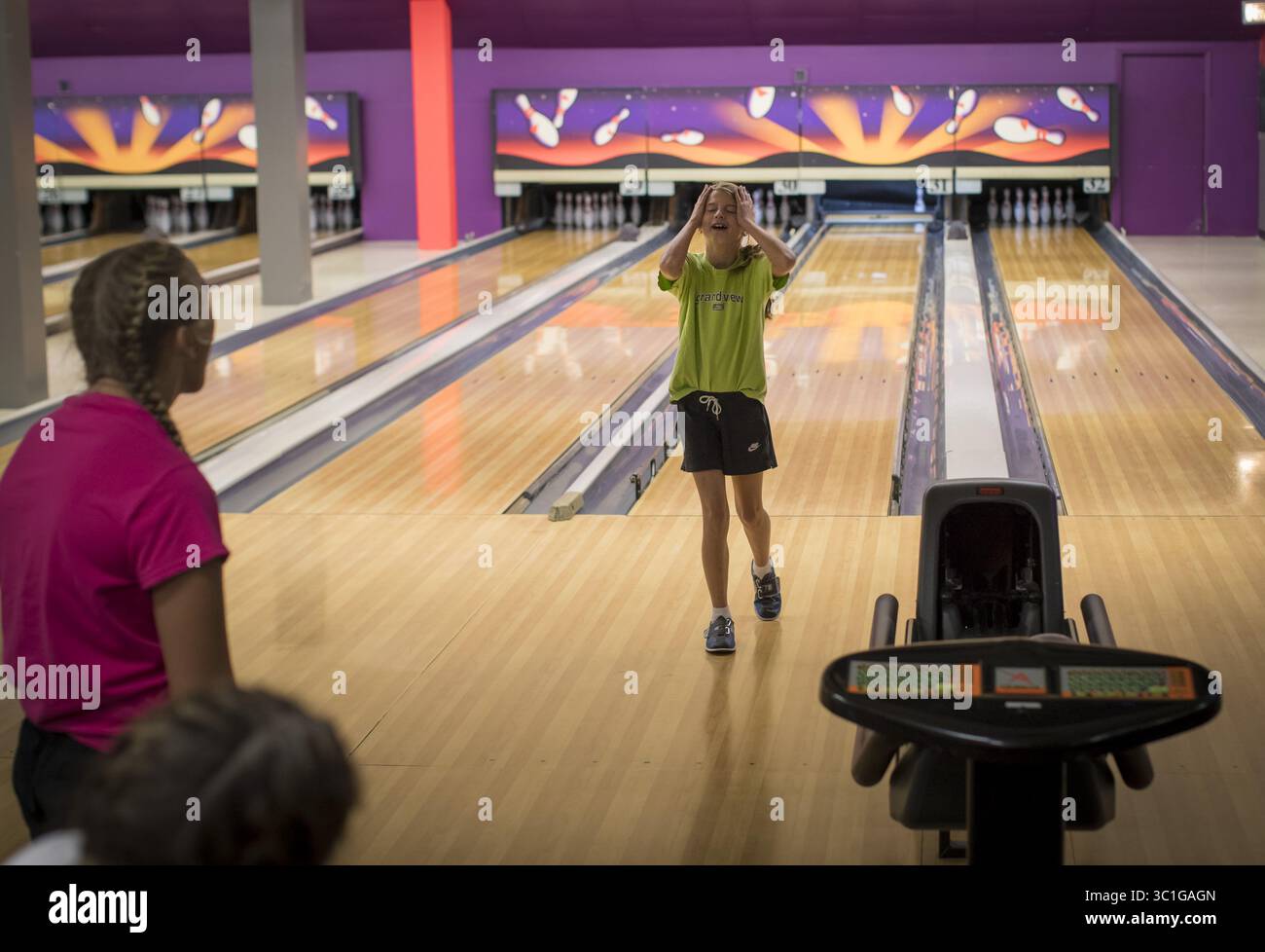 25. August 2017 – St. Paul, MN, USA – Clare Hedman, 11, verdeckte ihr Gesicht enttäuscht, nachdem sie am Freitag, 25. August 2017 in St. Paul, Minnt, beim Bowling mit Freunden beim Midway Pro Bowl einen Pin verpasst hatte. Der Midway Pro Bowl schließt kurz nach einer 90-tägigen Kündigungsfrist, um Platz für das neue Fußballstadion Minnesota United zu machen. Die Mädchen gehen Montag zurück zur Schule, also war das einer ihrer letzten Hurrays. (Kreditbild: Renee Jones Schneider/Minneapolis Star Tribune/TNS via ZUMA Wire) Stockfoto
