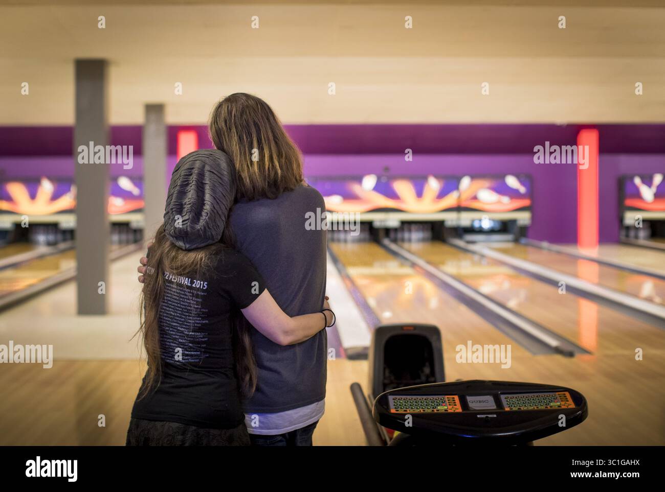 25. August 2017 - St. Paul, MN, USA - Amy Bell und Jeff Mattfield, beide aus St. Paul, kuschelten sich zusammen, als sie auf die Rückkehr ihres Balls warteten, während sie am Freitag, den 25. August 2017 im Midway Pro Bowl in St. Paul, Minnt, Bowlingspiel spielten. Der Midway Pro Bowl schließt kurz nach einer 90-tägigen Kündigungsfrist, um Platz für das neue Fußballstadion Minnesota United zu machen. „Dies ist der Ort, an dem man in St. Paul schwingen kann“, sagte Bell, der gelegentlich in Midway Bowling macht. (Kreditbild: Renee Jones Schneider/Minneapolis Star Tribune/TNS via ZUMA Wire) Stockfoto