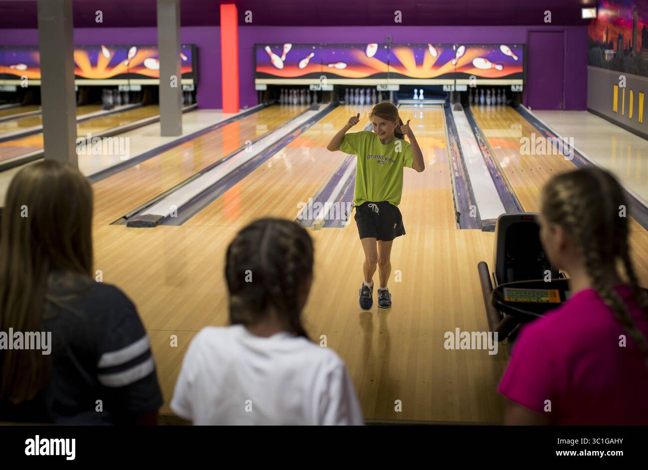 25. August 2017 – St. Paul, MN, USA – Clare Hedman, 11, jubelte, nachdem er mehrere Pins beim Bowling mit Freunden beim Midway Pro Bowl am Freitag, den 25. August 2017 in St. Paul, Minn. Der Midway Pro Bowl schließt kurz nach einer 90-tägigen Kündigungsfrist, um Platz für das neue Fußballstadion Minnesota United zu machen. Die Mädchen gehen Montag zurück zur Schule, also war das einer ihrer letzten Hurrays. (Kreditbild: Renee Jones Schneider/Minneapolis Star Tribune/TNS via ZUMA Wire) Stockfoto
