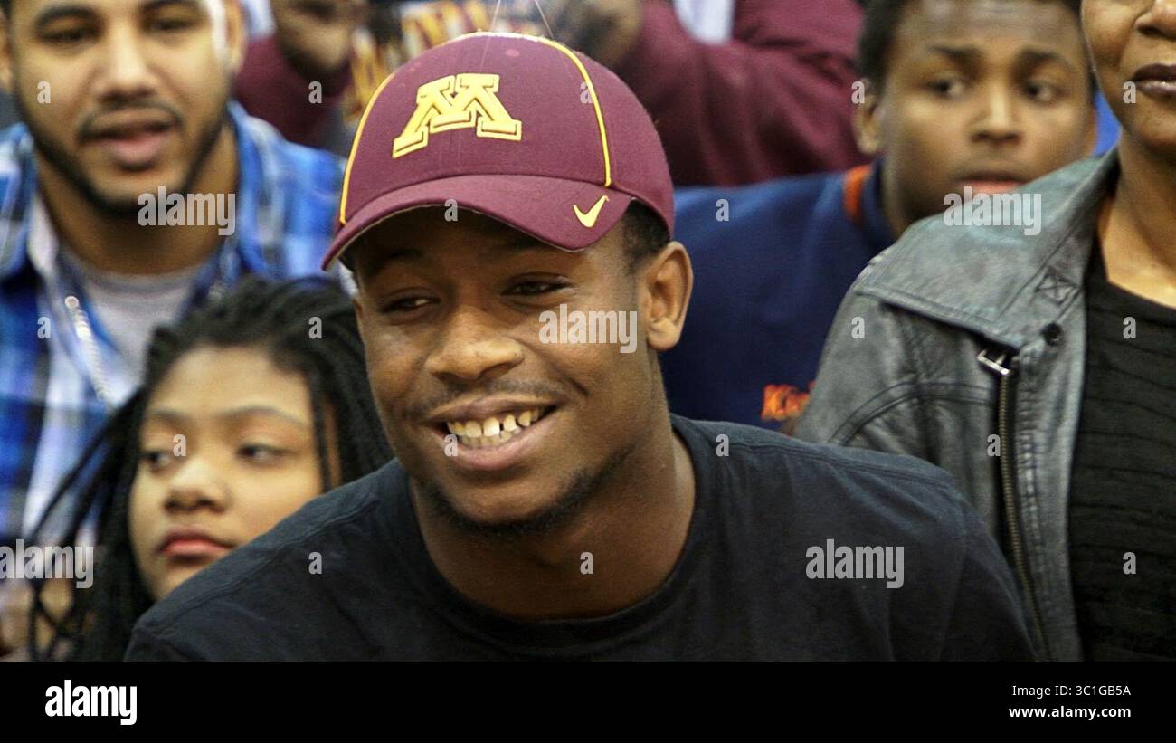 5. Februar 2014 – USA – Washburn High School Running Back Jeff Jones gibt bekannt, dass er an der University of Minnesota Fußball spielen will, indem er ihm einen Gophers Hut auf den Kopf legt. Jones kündigte die Ankündigung am Mittwoch, den 5. Februar 2014, vor einem kompletten Fitnessstudio an der Washburn High School an. â€¢ (Kreditbild: Shari L. Gross/Minneapolis Star Tribune/TNS via ZUMA Wire) Stockfoto