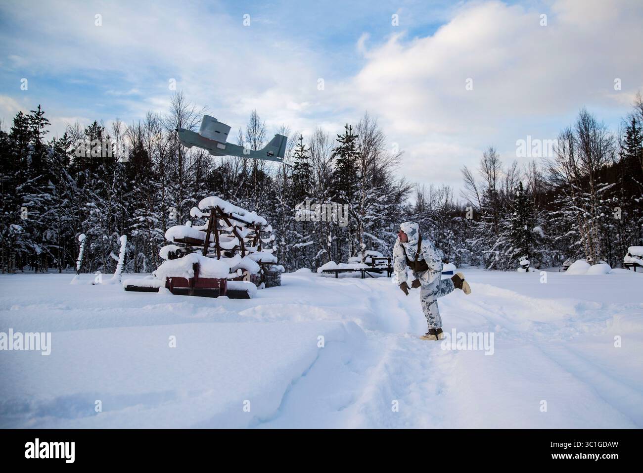 11. Februar 2019 – Setermoen, Norwegen – Ein US-Marine mit Marine Rotational Force-Europe 19.1, Marine Forces Europe and Africa, startet ein unbemanntes Luftfahrzeug RQ-20B Puma während der Übung Snow Panzer in Setermoen, Norwegen, 11. Februar 2019. Snow Panzer ist eine bilaterale Übung zwischen der MRF-E und dem Panzerbataillon der Brigade Nord. (Kreditbild: © U.S. Marine Corps/ZUMA Wire/ZUMAPRESS.com) Stockfoto