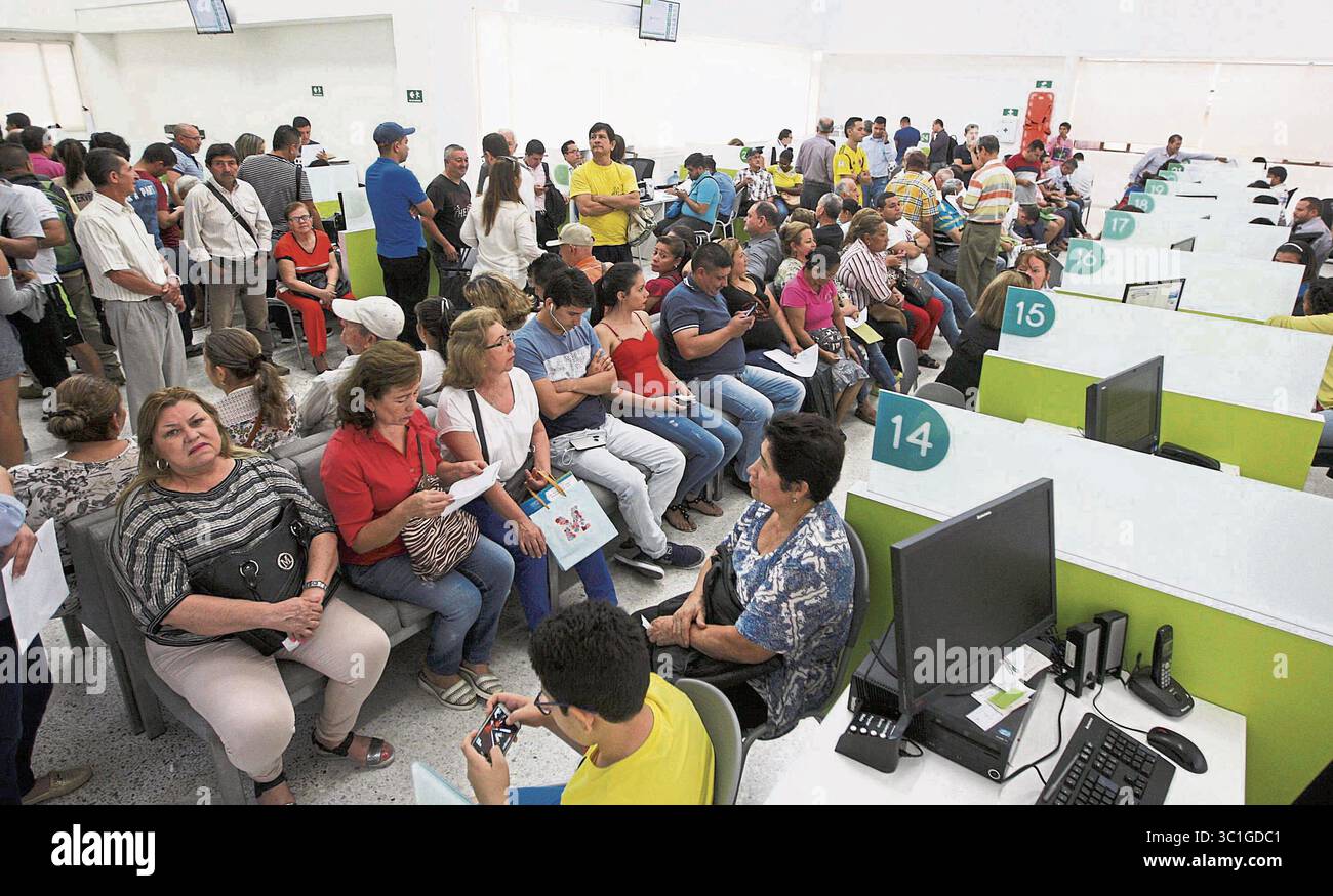 8. Februar 2019: Colombia, Bucaramanga, enero 31 de 2019 Centro de AtenciÃÂ³n Municipal Especializado COME es un espacio materializado para acercar una amplia oferta institucional del Gobierno de la ConstrucciÃÂ³n Social a la ciudadanÃÂ­a de Bucaramanga. Quienes lo visiten, pueden radicar kordencia, recibir informaciÃÂ³n sobre temas de salud, proyectos, establecimientos, saneamiento, alumbrado pÃÂºblico, pensiÃÂ³n. TambiÃÂ, pueden realizar trÃÂmites relacionados con los programas de Diskapidad, Habitante de Calle, Mujer y Equidad de GÃÂ ©nero, adulto Mayor, familias en acci Stockfoto