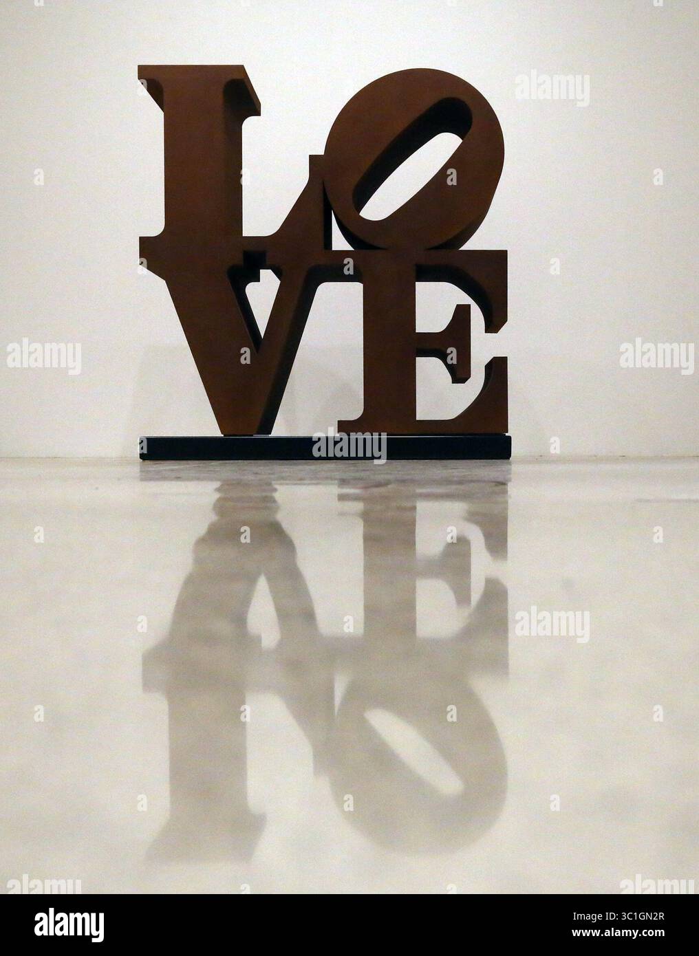 29. Januar 2015 - Minneapolis, MN, USA - LOVE , von Robert Indiana (1966-1998, Cor-ten Steel; Hrsg. 2/5) und die Figur eines Arbeiters am Walker spiegeln sich (links oben) in den Kunstwerken von Michelangelo Pistolettoâ, Uomo Alla Balconata (Mann auf einem Balkon) (1965, Öl, Graphit auf Papier auf Edelstahl) wider. â€¢ / Brooklyn Center, MN / 29. Januar , 2015 / 10:00 UHR / HINTERGRUNDINFORMATION: Anlässlich seines 75-jährigen Bestehens als Veranstaltungsort zeitgenössischer Kunst hat das Walker Art Center Geschenke von seinen Unterstützern angefordert, von denen 75 in '75 Geschenke für 75 Jahre'' zu sehen sind Stockfoto