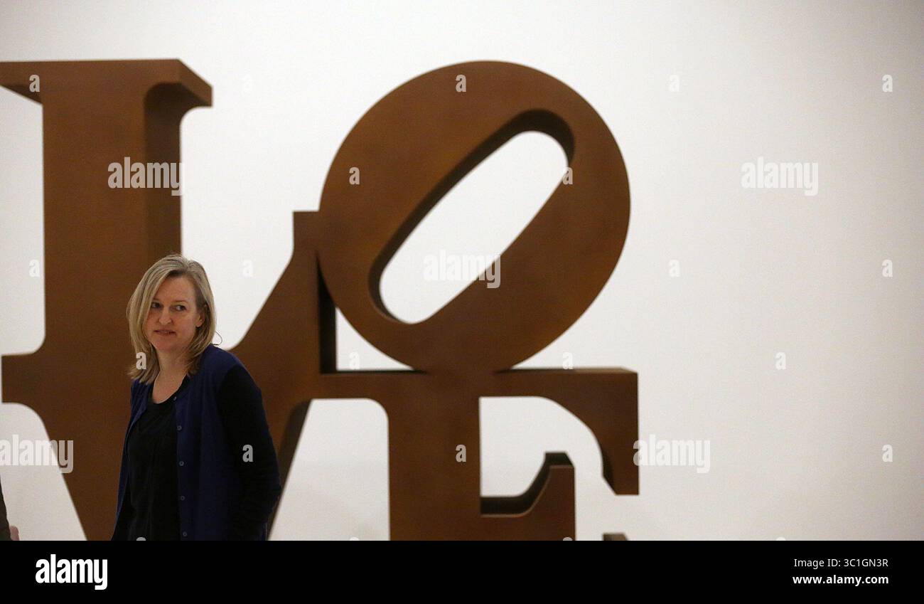 29. Januar 2015 - Minneapolis, MN, USA - Kuratorin Siri Engberg stand neben Robert Indianaâ, LOVE (1966-1998, Cor-Ten Steel; Hrsg. 2/5) und die Figur eines Arbeiters im Walker (oben links) spiegeln sich in den Kunstwerken von Michelangelo Pistolettoâ, Uomo Alla Balconata (Mann auf einem Balkon) (1965, Öl, Graphit auf Edelstahl) wider. â€¢ / Brooklyn Center, MN / 29. Januar , 2015 / 10:00 UHR / HINTERGRUNDINFORMATION: Anlässlich seines 75-jährigen Bestehens als Veranstaltungsort zeitgenössischer Kunst hat das Walker Art Center Geschenke von seinen Unterstützern angefordert, von denen 75 in '75 Gifts f Stockfoto