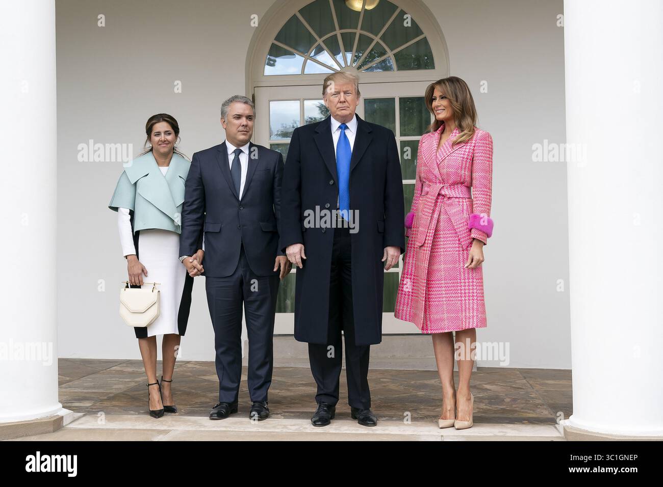 13. Februar 2019 – Washington, DC, Vereinigte Staaten von Amerika – US-Präsident Donald Trump und First Lady Melania Trump posieren für ein Gruppenfoto mit dem kolumbianischen Präsidenten Ivan Duque Marquez und seiner Frau Maria Juliana Ruiz entlang der Westflügel-Kolonnade im Weißen Haus am 13. Februar 2019 in Washington, DC. (Foto: © Andrea Hanks Via ZUMA Wire) Stockfoto