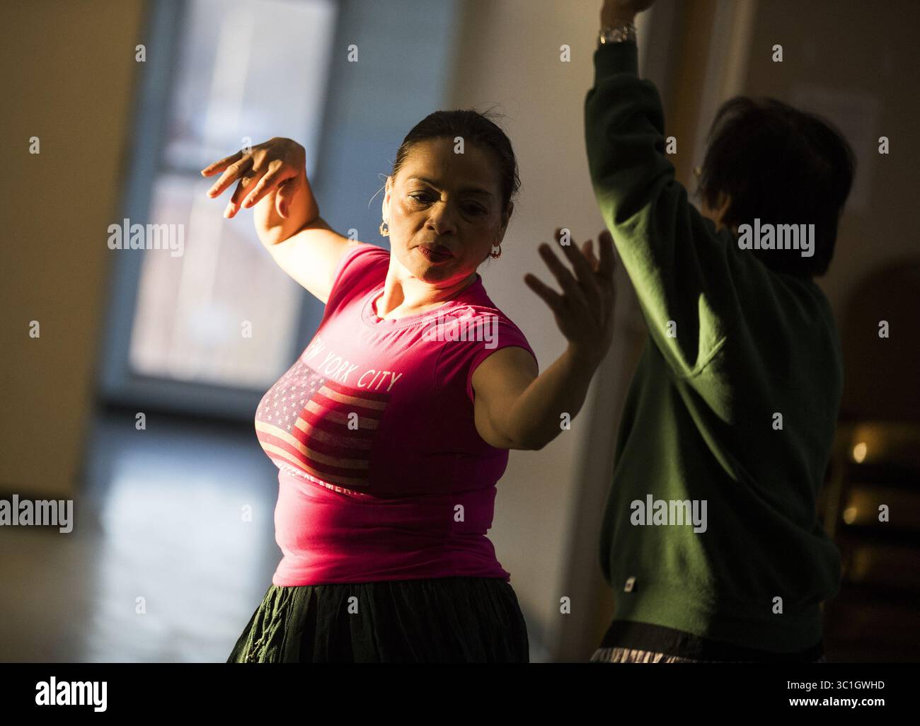 19. April 2018: Maplewood, MN, USA: Maria Williams aus Minneapolis wird während des Trainings von der Sonne beleuchtet. ...HINTERGRUNDINFORMATIONEN: Philippinische Volkstänzer üben am Donnerstag, 19. April 2018, im Philippine Center of Minnesota in Maplewood. Sie üben für einen Auftritt beim Festival of Nations, das vom 3. Bis 6. Mai im St. Paul RiverCentre stattfindet. (Kreditbild: Leila Navidi/Minneapolis Star Tribune/TNS via ZUMA Wire) Stockfoto