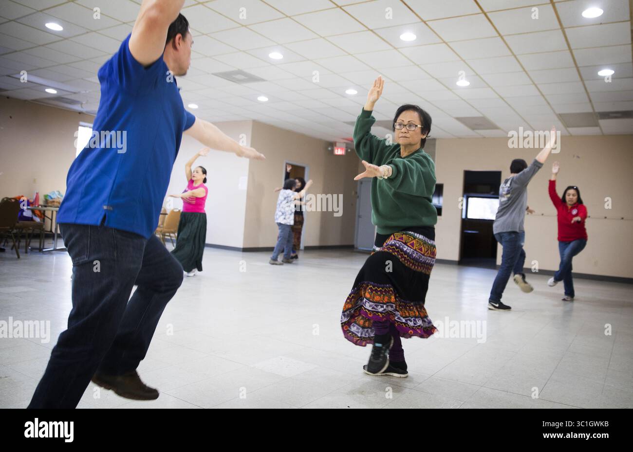 19. April 2018: Maplewood, MN, USA – Glen King, rechts, von Fridley und Tony Winick, links, aus Minneapolis üben einen Partnerstanz. ...HINTERGRUNDINFORMATIONEN: Philippinische Volkstänzer üben am Donnerstag, 19. April 2018, im Philippine Center of Minnesota in Maplewood. Sie üben für einen Auftritt beim Festival of Nations, das vom 3. Bis 6. Mai im St. Paul RiverCentre stattfindet. (Kreditbild: Leila Navidi/Minneapolis Star Tribune/TNS via ZUMA Wire) Stockfoto