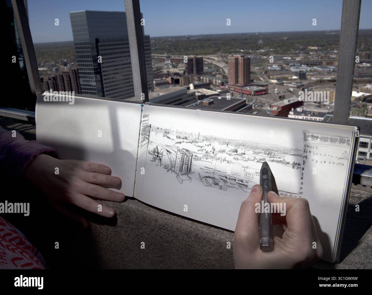 7. Mai 2018 – Minneapolis, Minneapolis, USA – die M-PAC-Zeichenklasse trafen sich am Sonntag, 5. Mai 2018 auf der Aussichtsplattform des Foshay Tower. Alex Newby, arbeitet an ihrer Bleistiftzeichnung des Westens von der Spitze des Foshay Turms... [ Star Tribune Foto von (Credit Image: Tom Wallace/Minneapolis Star Tribune/TNS via ZUMA Wire) Stockfoto