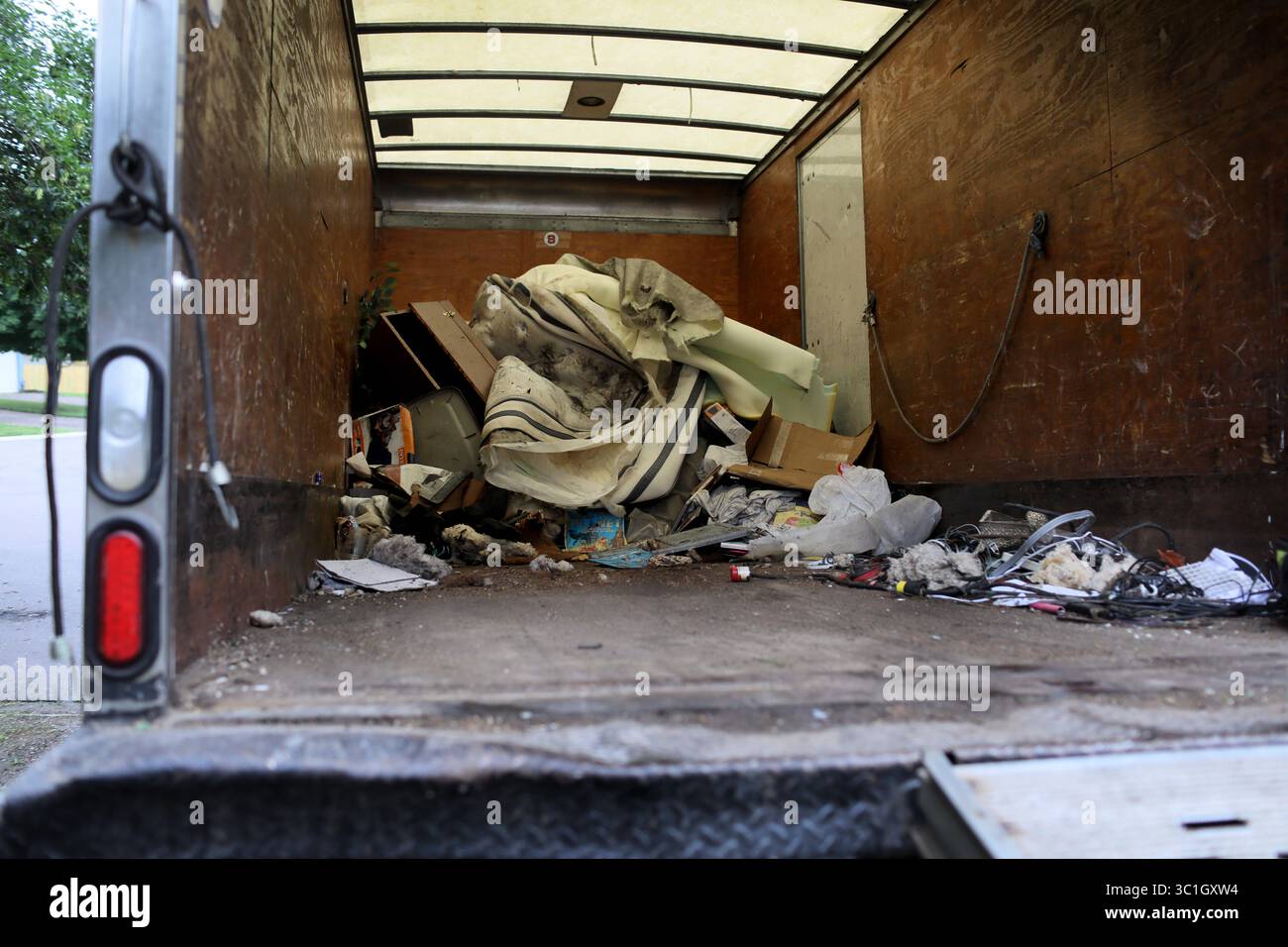 19. Juni 2018 – Brooklyn Park, MN, USA – USA – Ein vermisstes 11-jähriges Mädchen aus Brooklyn Park wurde am Montag sicher aufgefunden, aber die Behörden brachten drei weitere Kinder aus dem Haus, die sie für untauglich hielten. Hier wurden Spielzeuge und andere Gegenstände aus dem Haus entfernt und in einem Kaba Junk Removal Truck platziert, Dienstag, 19. Juni 2018, in Brooklyn Park, MN..... Das vermisste 11-jährige Brooklyn Park Girl wurde am Montag sicher gefunden, aber die Behörden haben drei weitere Kinder aus dem Haus entfernt, die sie für untauglich hielten. (Kreditbild: David Joles/Minneapolis Star Tribune/TNS via ZUMA Wire) Stockfoto