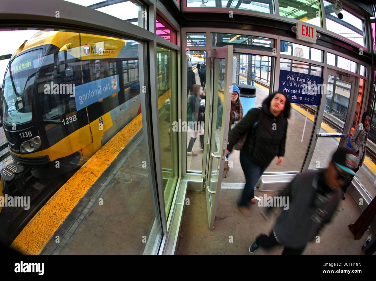 2. Februar 2012 - Minneapolis, MN, USA - das Metro Transit-System spielt klassische Musik in den überdachten Foyers der Stadtbahnhaltestelle Lake Street, in der Hoffnung, die lauernden Gäste davon abzuhalten. Xerxes Alexander (nicht im Bild) hing Donnerstagnachmittag im Bahnhof, bevor er einen Zug zur Mall of America nahm und sagte: „Ich hätte lieber Musik als Ruhe.“ Er wartete drinnen wegen der Heizungen, nicht wegen der Melodien. Minneapolis, MN - 02/2012 (Kreditbild: Brian Peterson/Minneapolis Star Tribune/TNS via ZUMA Wire) Stockfoto