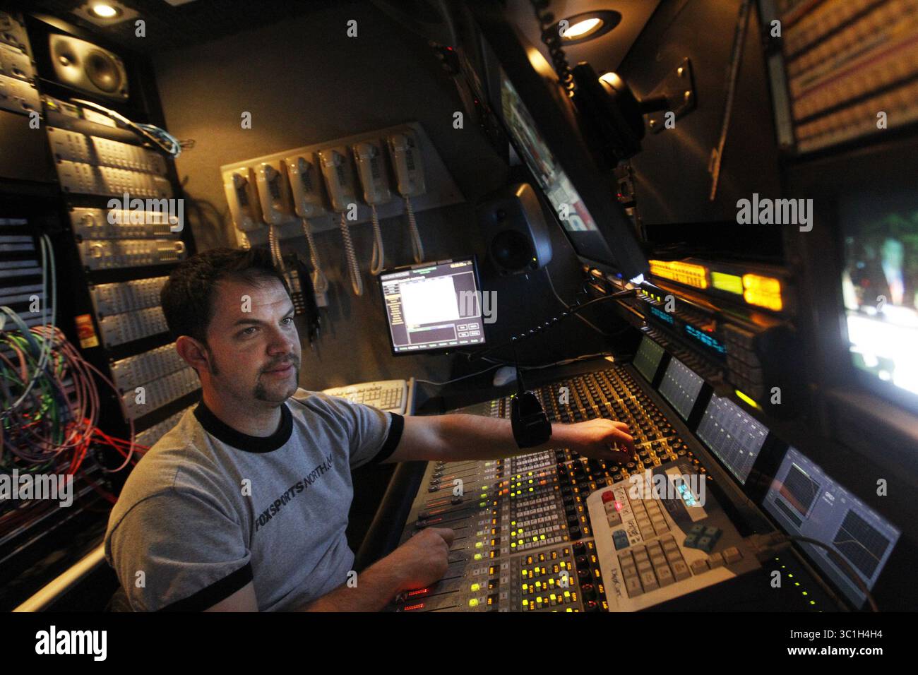 3. November 2011 - St. Paul, MN - Minnesota, USA - beim Wild Game gegen die Canucks im Xcel Center, beim Wild Game gegen die Canucks im Xcel Center, Chris Tveitbakk ist ein freischaffender Audio-Mixer, der das Wild Broadcast-Spiel für FSN arbeitet. Während der NBA-Saison arbeitet er auch für die Timberwolves-Sendung. Er arbeitet gerade nicht an diesem Auftritt, wegen einer Spielersperre. , Chris Tveitbakk (Bild: Richard Tsong-Taatarii/Minneapolis Star Tribune/TNS via ZUMA Wire) Stockfoto