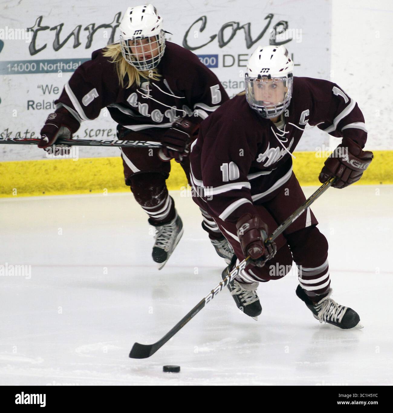 15. November 2011 – USA – beim Hockeyspiel der Anoka Rogers in Rogers gehen McKenna Parent (5) und Katie Johnson (10) von Anoka auf den Angriff. , McKenna Parent und Katie Johnson (Kreditbild: Richard Tsong-Taatarii/Minneapolis Star Tribune/TNS via ZUMA Wire) Stockfoto