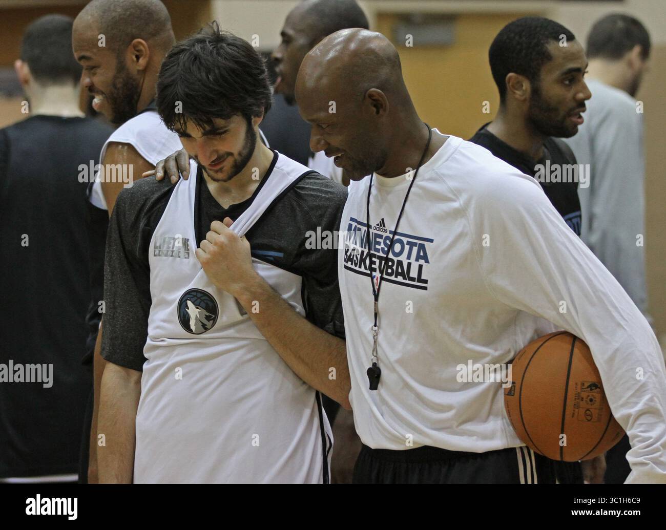 Dezember 2011 – USA – (von links nach rechts) Minnesota Timberwolves Ricky Rubio und Assistant Coach Terry Porter sprachen am Ende des Trainings im Target Center am 14.12.11. /Star Tribune. Ricky Rubio, Terry Porter/Quelle. (Kreditbild: Bruce Bisping/Minneapolis Star Tribune/TNS via ZUMA Wire) Stockfoto