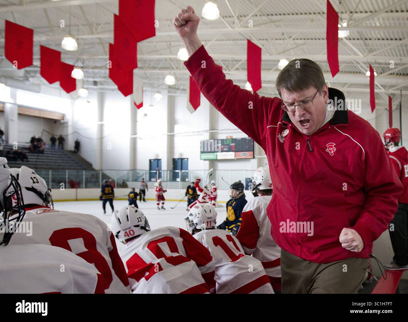 11. Februar 2012: St. Louis Park, MN, USA - Benilde St. Margarets Cheftrainer Ken Pauly feierte, nachdem sein Team am 11. Februar 2012 im St. Louis Park Recreation Center ein Tor gegen Totino Grace erzielte. BSM gewann das Spiel mit 6:0. , 11. Februar 2012, St. Louis Park, Minn, Benilde St. MargaretÕs vs. Totino Grace High School Hockey, St. Louis Park Recreation Center, Benilde St. Margaret's High School Hockey Spieler, Jack Jablonski (Bild: Carlos Gonzalez/Minneapolis Star Tribune/TNS via ZUMA Wire) Stockfoto
