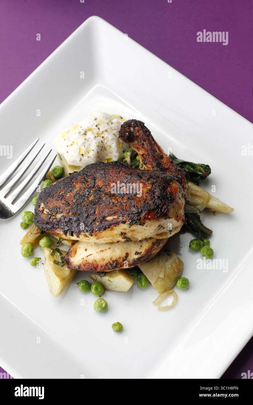 August 2011 – Minneapolis, MN, USA – das neue Restaurant „Organic Chicken“ im The Walker hat noch immer den legendären Fenstertisch für größere Gruppen. Der Ort ist an dieser Stelle nur zum Mittagessen geöffnet.  Assignments #20019141A  5. August 2011  SLUG: Rn0811  ZUSÄTZLICHE INFORMATIONEN: Josh(CQ)Brown   Rezension des Restaurantes GATH, das neue Restaurant im ehemaligen 20,21 Raum im The Walker. Koch Josh Brown, Gemüsesalat, Wildlachs, süße Erbsen-Agnolotti, Ziegenkäse Panna Cotta. (Kreditbild: Tom Wallace/Minneapolis Star Tribune/TNS via ZUMA Wire) Stockfoto