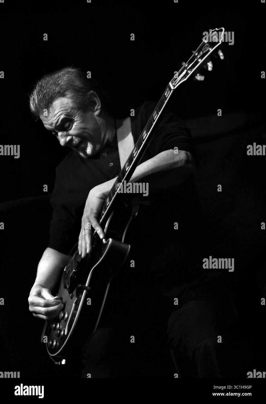 28. Dezember 2011 - St. Paul, MN, USA - [   Assignments #20021251A  27. Dezember 2011  SLUG: Feature1228  ZUSÄTZLICHE INFORMATIONEN: Gitarrist Billy Franze, Drummer und AQ-Besitzer Kenny Horst, und Organist â€ œDowntownâ€ Bill Brown, nannte die Tuesday Night's Show den letzten Stand für die B3 Orgelnacht im Artist Quarter, einer der am längsten laufenden wöchentlichen Gigs in den Twin Cities. Etwa 16 Jahre. (Kreditbild: Tom Wallace/Minneapolis Star Tribune/TNS via ZUMA Wire) Stockfoto