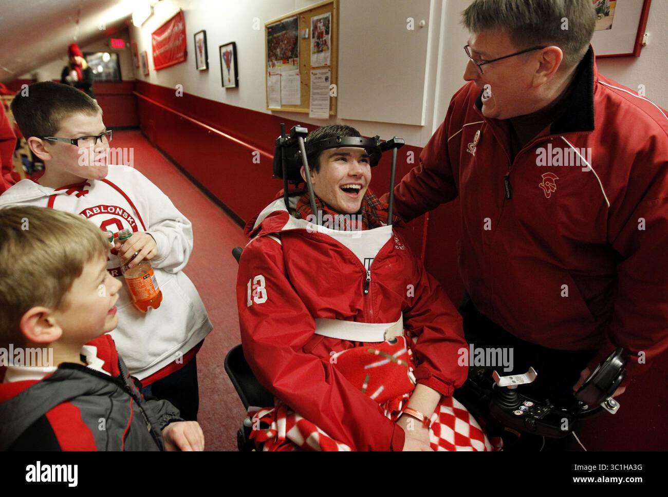 23. Februar 2012 - St. Louis Park, MN, USA - Jack Jablonski scherzte mit Cheftrainer Ken Pauly in der Umkleidekabine vor dem Play-off-Spiel der Sektion 6AA am Donnerstag Abend im St. Louis Park Recreation Center. Jacks Bruder Max Jablonski (weißer Pullover) und Kens Sohn A.J Pauly (links). BSM besiegte Holy Family mit 7:0. , 23. Februar 2012, St. Louis Park, Minn, Jack Jablonski, St. Louis Park Recreation Center, Benilde St. Margaret's (19-6-0) erhielt heute den dritten Saat in den Play-offs der Sektion 6AA und wird die Holy Family (18-7-0) in einem Viertelfinale veranstalten. Jack AT wird am BSM-Spiel für Sectionals teilnehmen Stockfoto