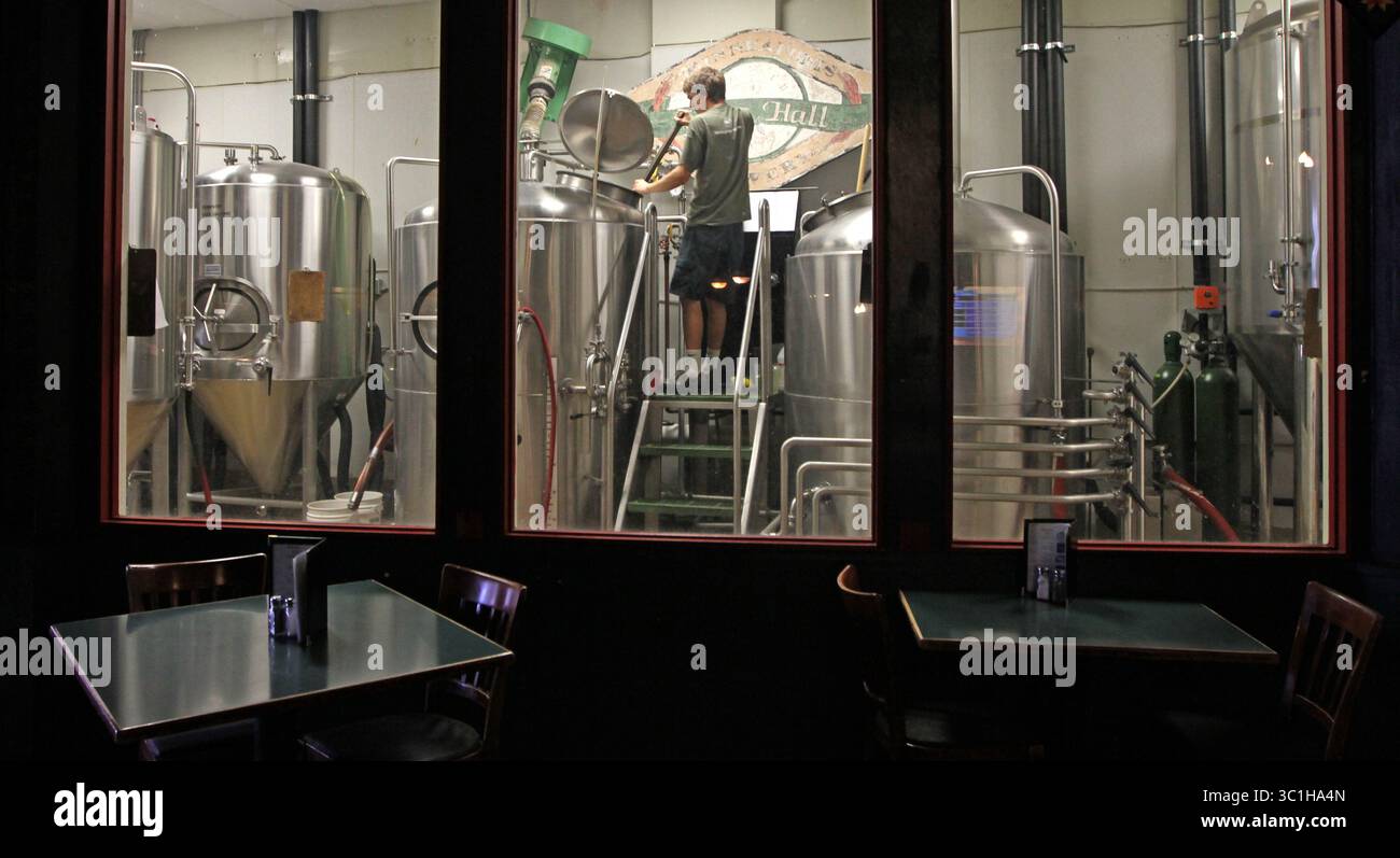 29. Februar 2012 – US-Brauer Adam Theis mischte die Maische am 29. Februar in einem der großen Tanks der Kleinbrauerei in der Town Hall Brewery an der Washington Ave. In Minneapolis. Lokale Mikrobrauereien bereiten sich auf einen legislativen Kampf vor. Sie wollen ihre Produkte wie andere Mikrobrauereien in anderen bundesstaaten im Großhandel verkaufen können. /Star Tribune Adam Theis/Source. (Kreditbild: Bruce Bisping/Minneapolis Star Tribune/TNS via ZUMA Wire) Stockfoto