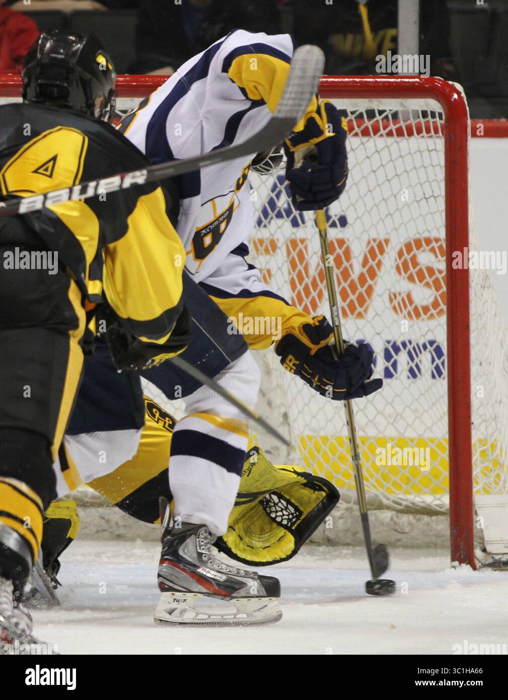 7. März 2012: US-Hockey-Turnier der Jungen, Viertelfinale der Klasse A, Breck School vs. Marshall School, Duluth, 7.3.2012. (Von links nach rechts) Brecks Matt Colford rutschte den Puck an Marshall-Torwart Caden Flaherty vorbei, für ein dreifaches Mustang-Tor. /Star Tribune Matt Colford, Caden Flaherty/Programm. (Kreditbild: Bruce Bisping/Minneapolis Star Tribune/TNS via ZUMA Wire) Stockfoto