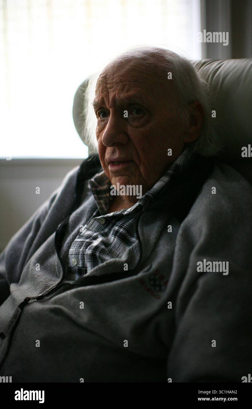 18. Oktober 2012 – Chicago, IL, USA – Ken Nordine in seinem Haus in Chicago am 17. Oktober 2012. (Bild: © E. Jason Wambsgans/Chicago Tribune/TNS via ZUMA Wire) Stockfoto
