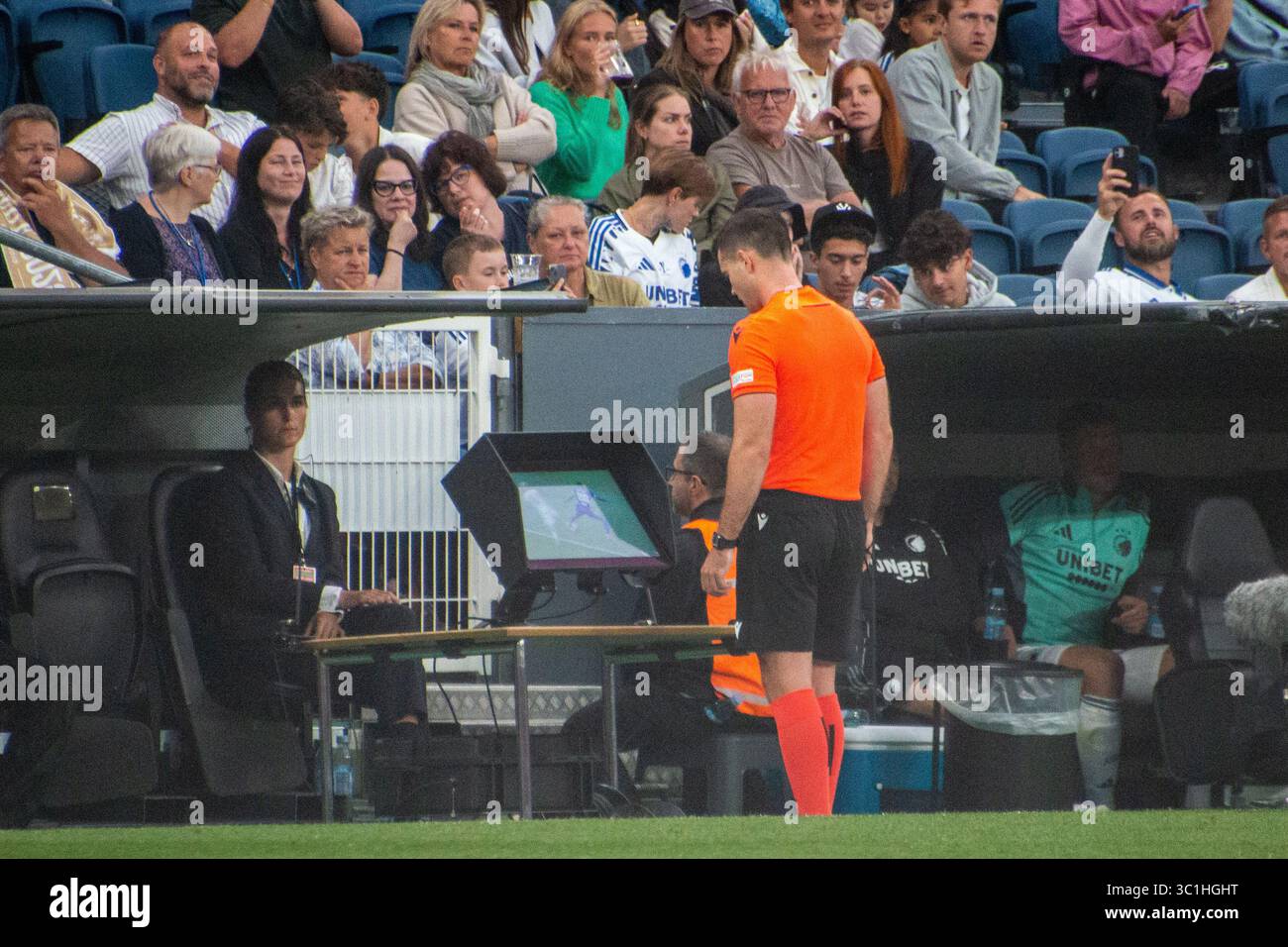 Kopenhagen, Dänemark. Juli 2025. Schiedsrichter Martin Matosa beobachtet den VAR-Monitor während des Spiels der zweiten Qualifikationsrunde der UEFA Champions League 2025/26 zwischen dem FC Kopenhagen und dem FC Drita im Parken Stadium. Endergebnis: FC Kopenhagen 2:0 FC Drita. (Foto: Kristian Tuxen Ladegaard Berg/SOPA Images/SIPA USA) Credit: SIPA USA/Alamy Live News Stockfoto