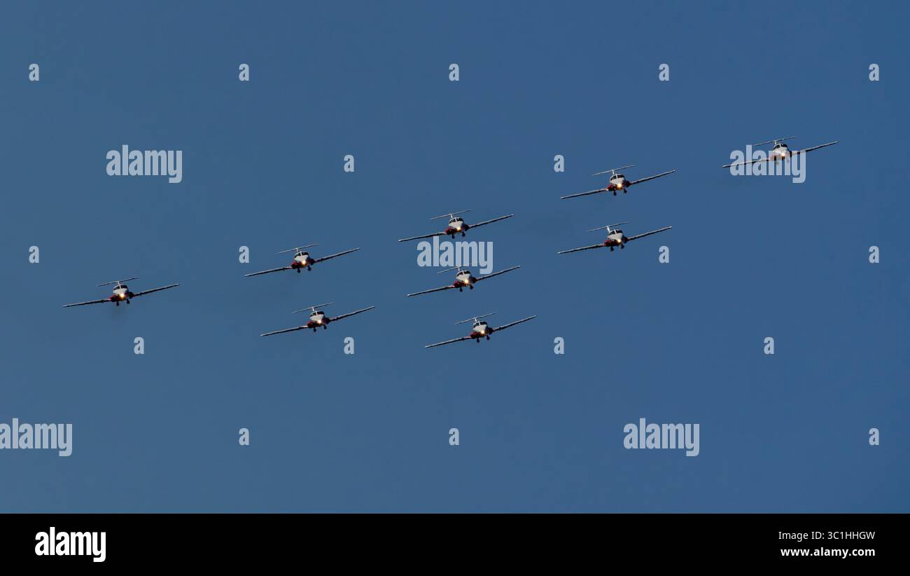Die Royal Canadian Air Force Snowbirds 431 Demonstration Squadron tritt am 22. Juli 2025 in CT-114 Tutor-Flugzeugen über Victoria, British Columbia, auf. Stockfoto