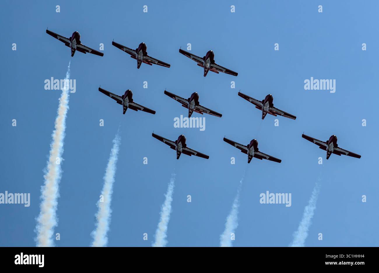 Die Royal Canadian Air Force Snowbirds 431 Demonstration Squadron tritt am 22. Juli 2025 in CT-114 Tutor-Flugzeugen über Victoria, British Columbia, auf. Stockfoto