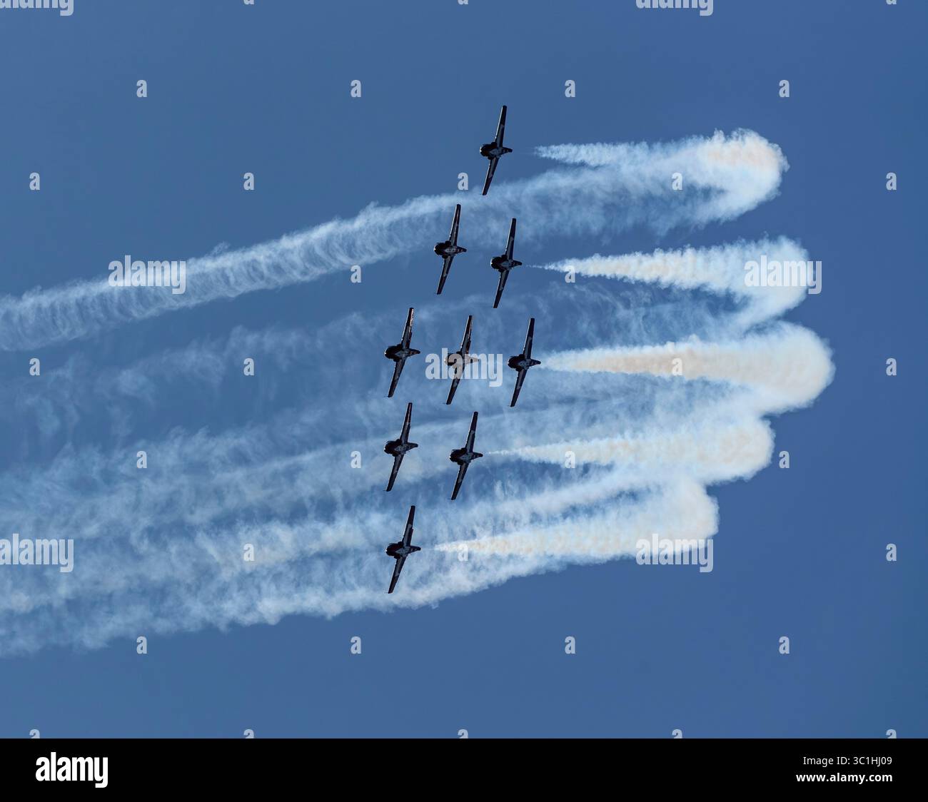 Die Royal Canadian Air Force Snowbirds 431 Demonstration Squadron tritt am 22. Juli 2025 in CT-114 Tutor-Flugzeugen über Victoria, British Columbia, auf. Stockfoto