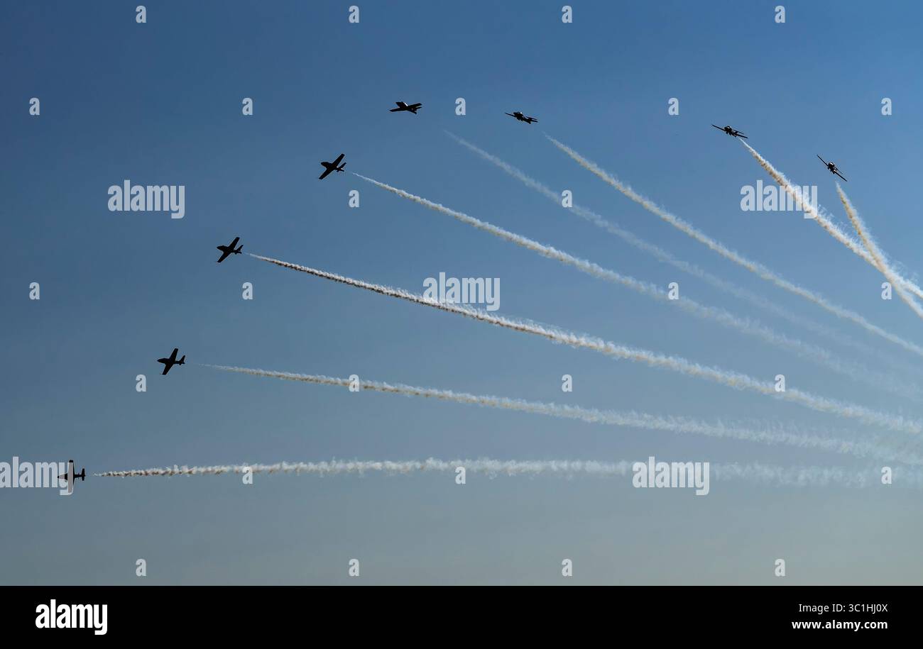 Die Royal Canadian Air Force Snowbirds 431 Demonstration Squadron tritt am 22. Juli 2025 in CT-114 Tutor-Flugzeugen über Victoria, British Columbia, auf. Stockfoto