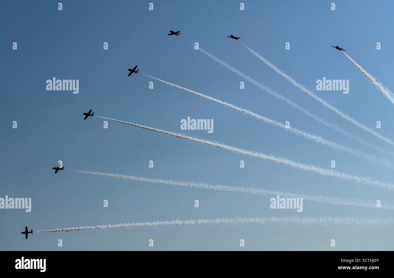 Die Royal Canadian Air Force Snowbirds 431 Demonstration Squadron tritt am 22. Juli 2025 in CT-114 Tutor-Flugzeugen über Victoria, British Columbia, auf. Stockfoto