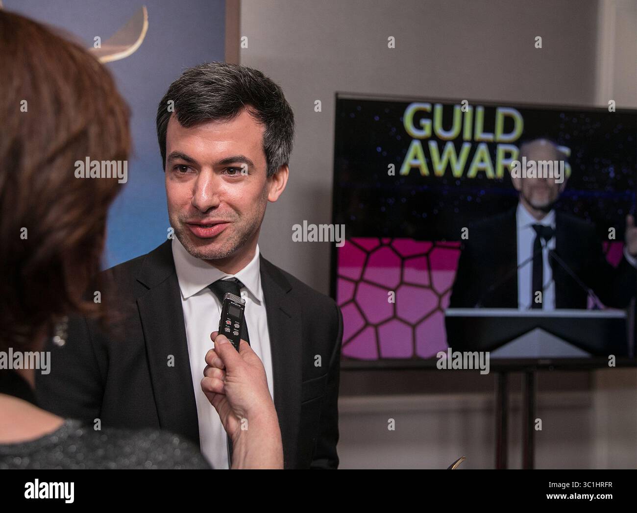 17. Februar 2019 - Los Angeles, Kalifornien, Vereinigte Staaten von Amerika - Nathan Fielder Gewinner der Comedy/Variety Sketch Series, in einem Interview im Pressesaal der Writers Guild Awards 2019 im Beverly Hilton Hotel am Sonntag, den 17. Februar 2019 in Beverly Hills, Kalifornien. JAVIER ROJAS/PI (Bild: © Prensa Internacional Via ZUMA Wire) Stockfoto