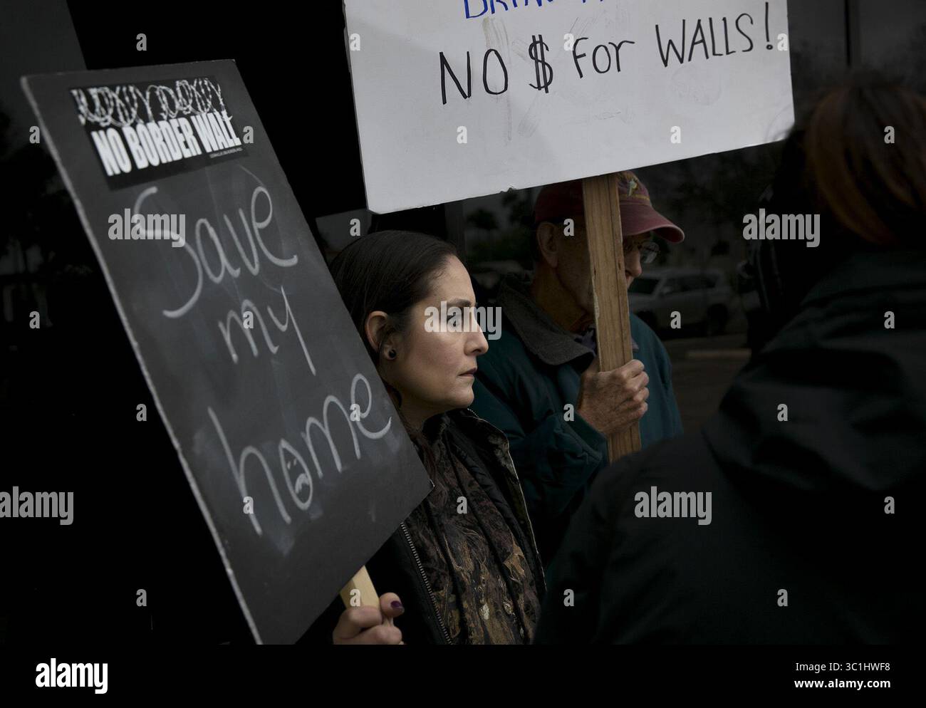 8. Februar 2019 - Austin, Texas, USA - Nayda Alvarez aus La Rosita, Linke, und Jim Chapman aus Weslaco protestieren zusammen mit einer Koalition aus humanitären, Umwelt- und Einwanderungsrechtlern gegen die Grenzmauer im Büro des US-Repräsentanten Henry Cuellar in Mission am Freitag, 8. Februar 2019. Alvarez' Haus ist weniger als 100 Meter vom Rio Grande entfernt und befindet sich im Weg eines zukünftigen Abschnitts der Grenzmauer. (Bild: © Jay Janner/Austin American-Statesman/TNS via ZUMA Wire) Stockfoto