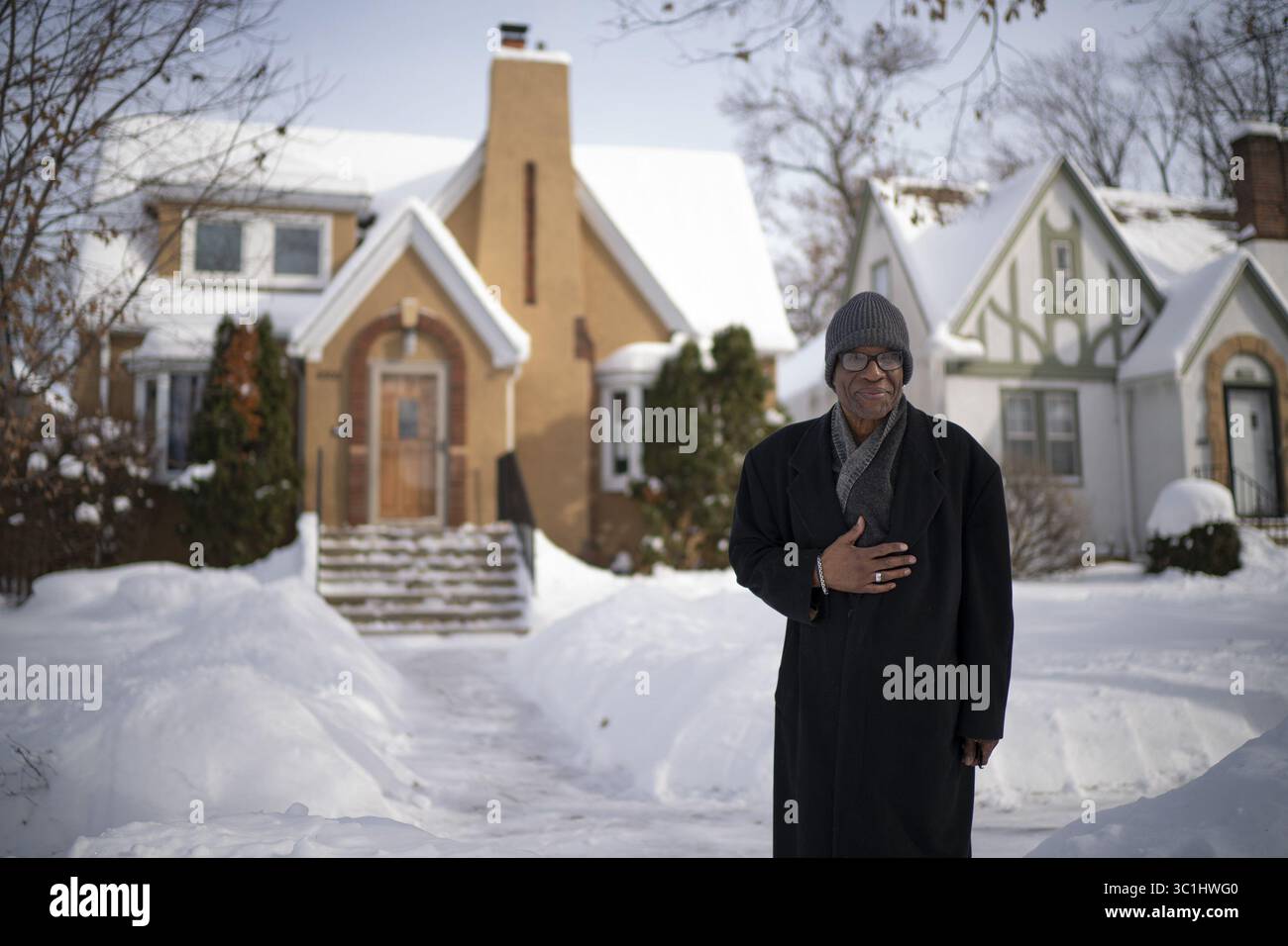 13. Februar 2019 – der Musiker und jetzt Dramatiker Stanley Kipper vor seinem Kinderheim auf der Oakland Avenue. JEFF WHEELER â€¢ jeff.wheeler@startribune.com … der Musiker Stanley Kipper schrieb ein Stück über seine Familie, die zu den ersten Afroamerikanern gehörte, die in den 1960er Jahren in ein rot gezeichnetes Viertel in South Minneapolis zogen Er wurde vor seiner Kindheit auf der Oakland Ave. S. fotografiert. Mittwoch Nachmittag, 13. Februar 2019. (Bild: © Jeff Wheeler/Minneapolis Star Tribune via ZUMA Wire) Stockfoto