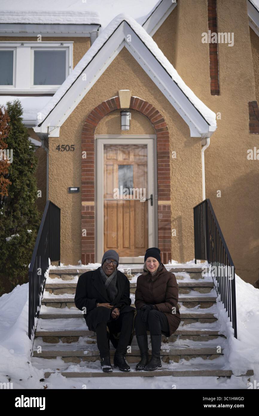 13. Februar 2019: Minneapolis, MN, USA – Musiker und jetzt Dramatiker Stanley Kipper vor seinem Kinderheim auf der Oakland Ave. S. mit der Koautorin Laura Drake. JEFF WHEELER â €¢ jeff.wheeler@startribune.com ....der Musiker Stanley Kipper schrieb ein Stück über seine Familie, das zu den ersten Afroamerikanern gehörte, die in den 1960er Jahren in ein rot gezeichnetes Viertel in South Minneapolis zogen Er wurde vor seiner Kindheit auf der Oakland Ave. S. fotografiert. Mittwoch Nachmittag, 13. Februar 2019. (Bild: © Jeff Wheeler/Minneapolis Star Tribune via ZUMA Wire) Stockfoto