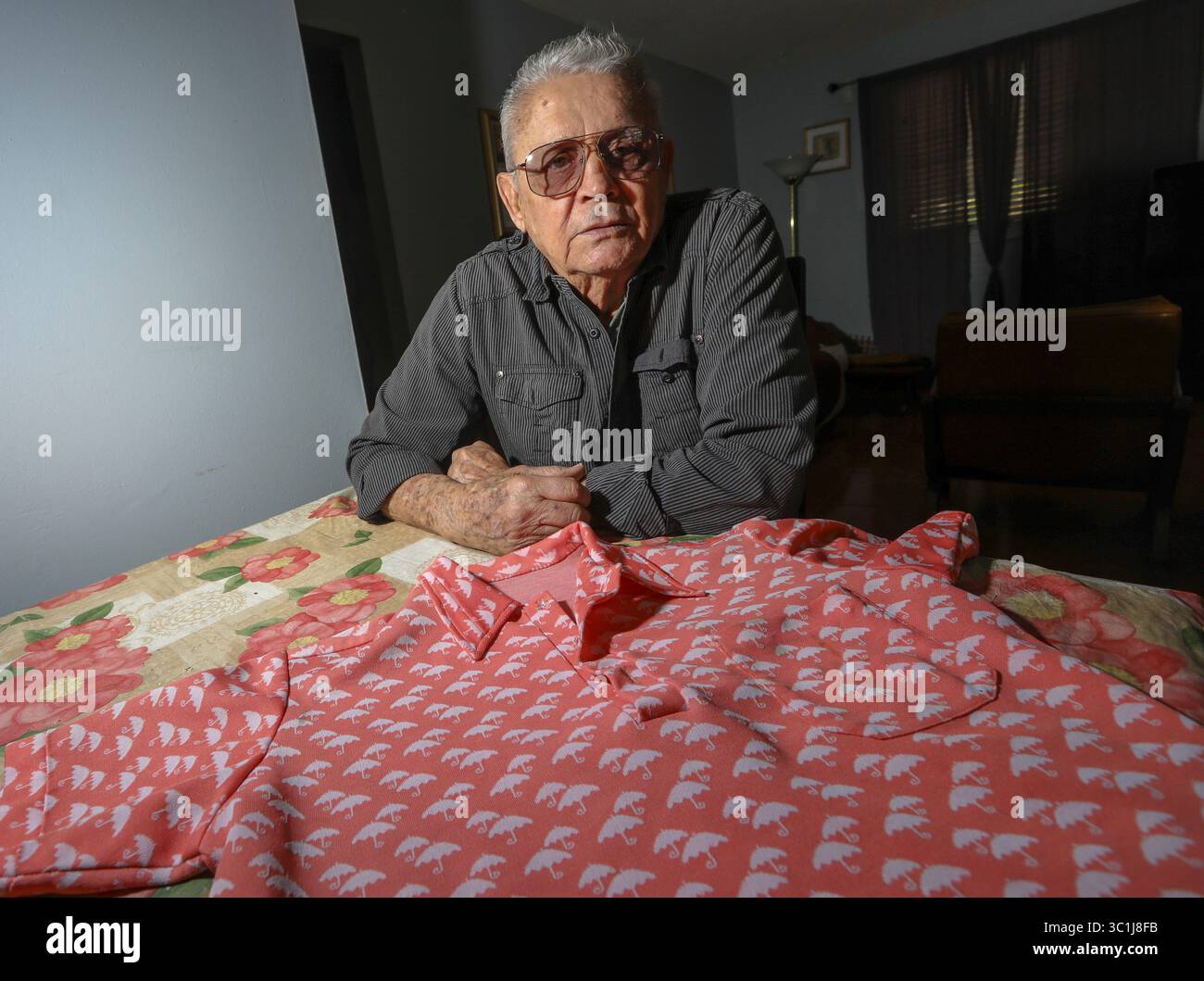 20. Februar 2019 - Tampa, Florida, USA - CHRIS URSO | Times. Roberto Pizano, 80, posiert am Mittwoch, 20. Februar 2019, für ein Foto mit einem 40 Jahre alten Hemd in seinem Haus in Tampa. Für seine Bemühungen, Fidel Castro in den Jahren nach der Machtübernahme zu stürzen, wurde Pizano in Kuba zu lebenslanger Haft verurteilt, gefoltert und in Arbeitslagern zur Arbeit gebracht. Am 21. Februar 1979 wurde Pizano nach 18 Jahren lebenslanger Haftstrafe freigelassen, zum Flughafen in Havanna eskortiert und nach Miami geflogen. (Foto: © Chris Urso/Tampa Bay Times via ZUMA Wire) Stockfoto