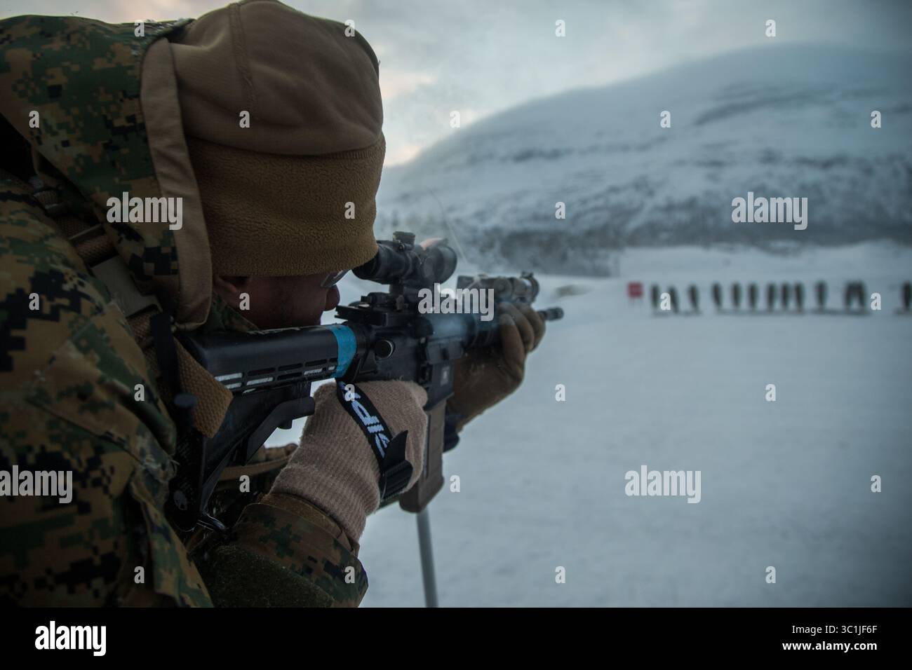 18. Januar 2019 – Setermoen, Troms, Norwegen – Ein US-Marine mit Marine Rotational Force-Europe 19,1 führt im Januar in Setermoen, Norwegen, eine Feuerstrecke durch, die Skistöcke als Stützsystem verwendet. 18, 2019. Die Übung ermöglichte es den Marines, ihre Kampfkünste und Überlebensfähigkeiten im harten arktischen Klima Nordnorwegens zu verbessern. (Bild: © U.S. arine Corps/ZUMA Wire/ZUMAPRESS.com) Stockfoto