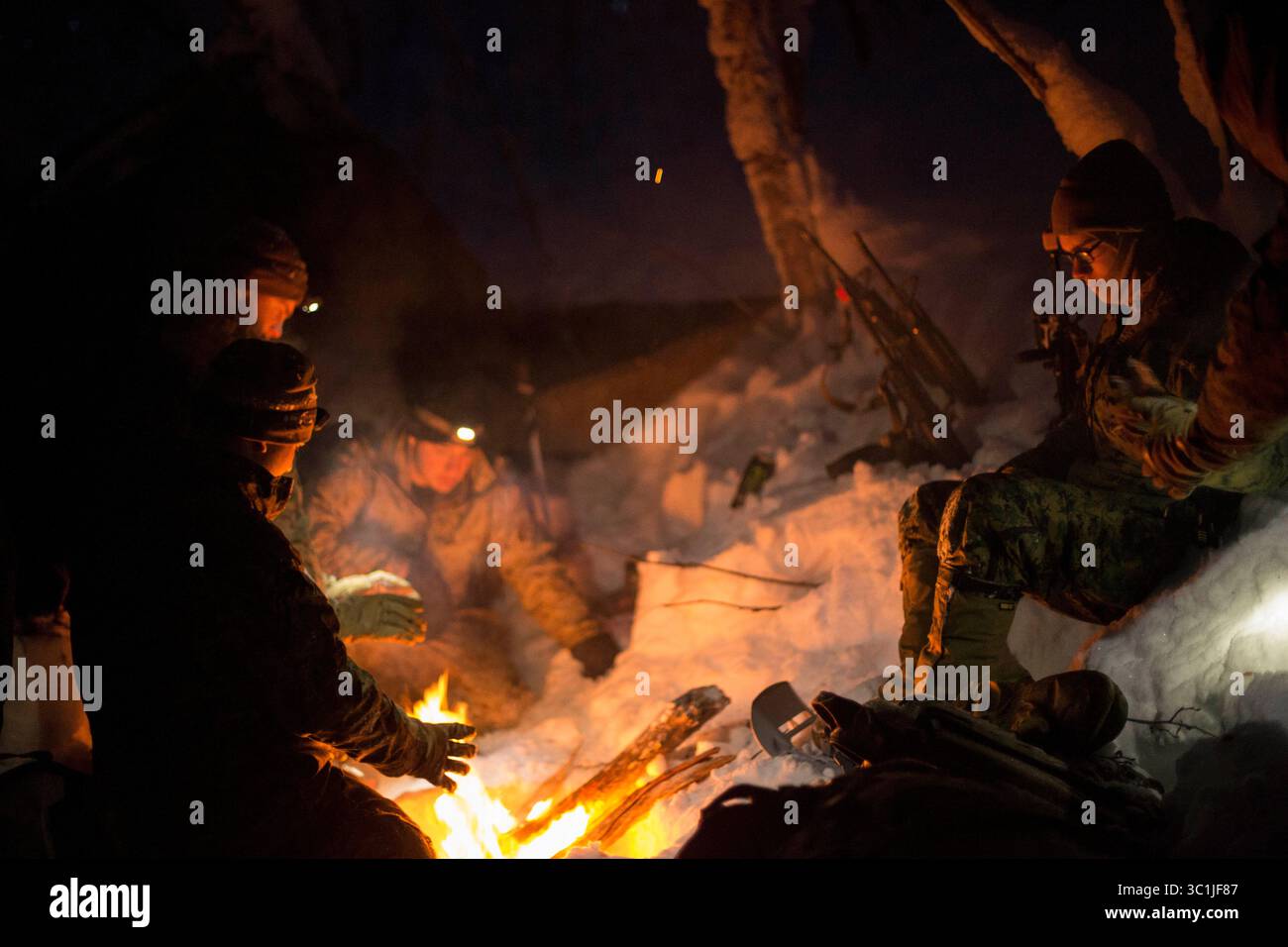 21. Januar 2019 – Setermoen, Troms, Norwegen – US-Marines mit Marine Rotationskraft-Europe 19,1 warm halten während der Übung White Ulfberht in Setermoen, Norwegen, Januar. 21, 2019. Die Übung ermöglichte es den Marines, ihre Kampfkünste und Überlebensfähigkeiten im harten arktischen Klima Nordnorwegens zu verbessern. (Kreditbild: © U.S. Marine Corps/ZUMA Wire/ZUMAPRESS.com) Stockfoto