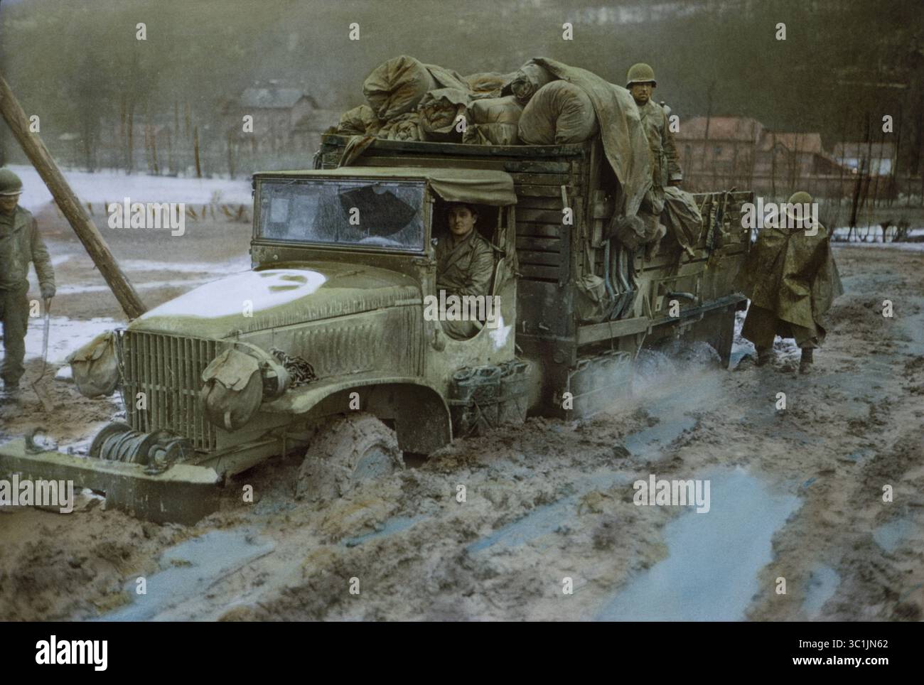 Dezember 2018 – Deutschland – 2 1/2 Tonnen Truck im Schlamm festgefahren, Rheinland-Kampagne, Deutschland, 1945 (Bild: © JT Vintage/Glasshouse Via ZUMA Wire) Stockfoto