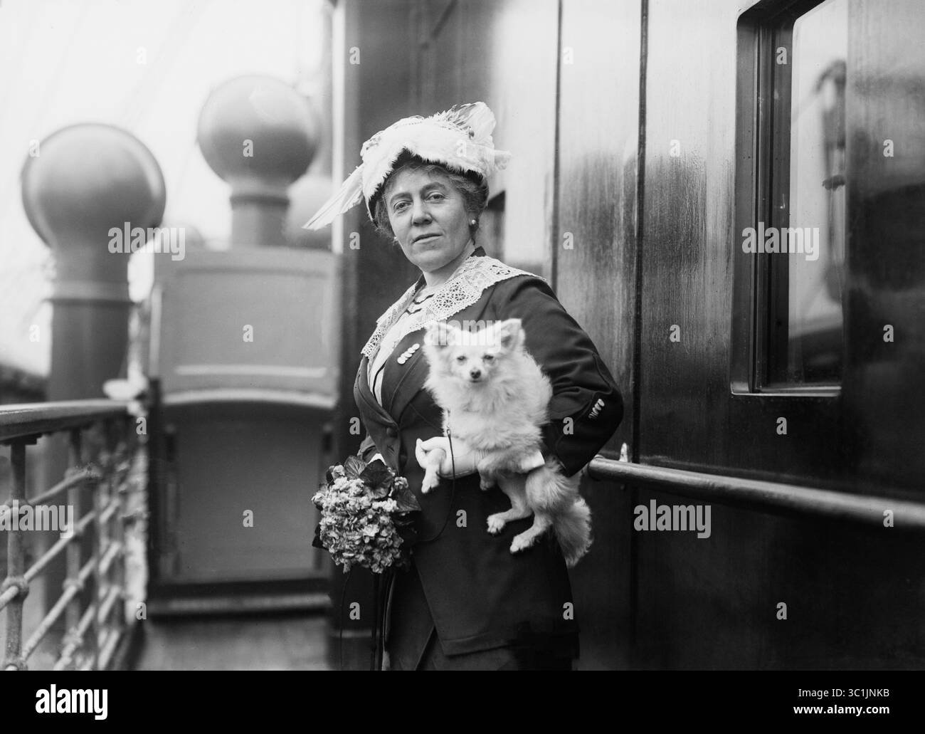 24. Januar 2019 – USA – Mrs. S. Barton Finch (Mary Walker Fearn), Porträt mit PET Dog, Bain News Service, 1910er Jahre (Bild: © JT Vintage/Glasshouse Via ZUMA Wire) Stockfoto
