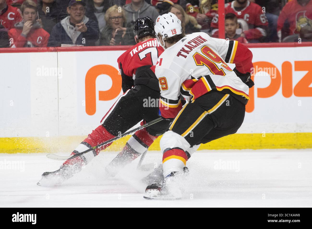 24. Februar 2019: Ottawa Senators Brady Tkachuk (7) kontrolliert den Puck, während sein älterer Bruder Calgary Flames Matthew Tkachuk (19) während des NHL-Spiels zwischen den Calgary Flames und Ottawa Senators im Canadian Tire Centre in Ottawa (Kanada) verfolgt. Daniel Lea/CSM (Kreditbild: &Copy; Daniel Lea/CSM via ZUMA Wire) Stockfoto
