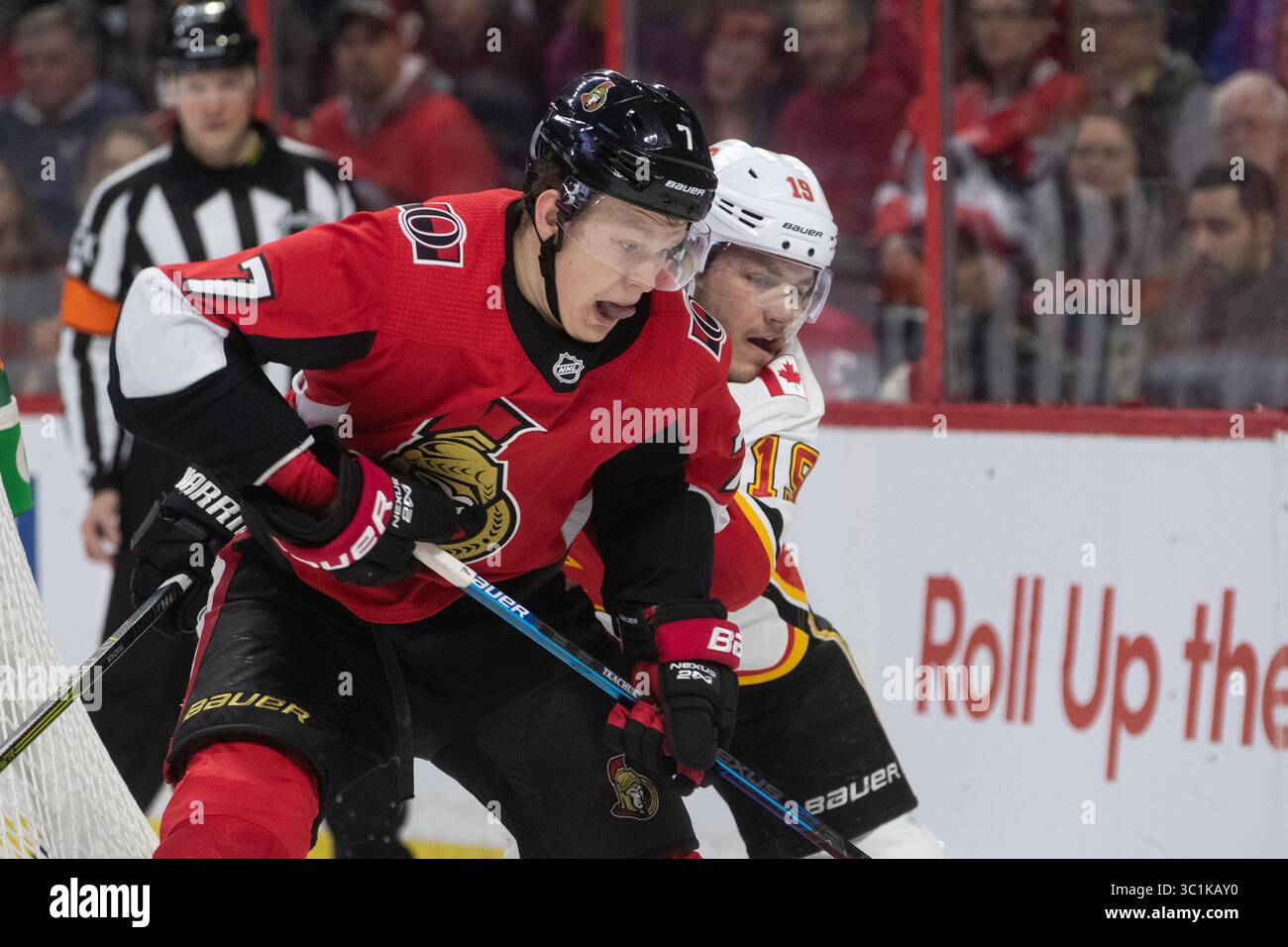 24. Februar 2019: Ottawa Senators Brady Tkachuk (7) kontrolliert den Puck, während sein älterer Bruder Calgary Flames Matthew Tkachuk (19) während des NHL-Spiels zwischen den Calgary Flames und Ottawa Senators im Canadian Tire Centre in Ottawa (Kanada) verfolgt. Daniel Lea/CSM (Kreditbild: &Copy; Daniel Lea/CSM via ZUMA Wire) Stockfoto