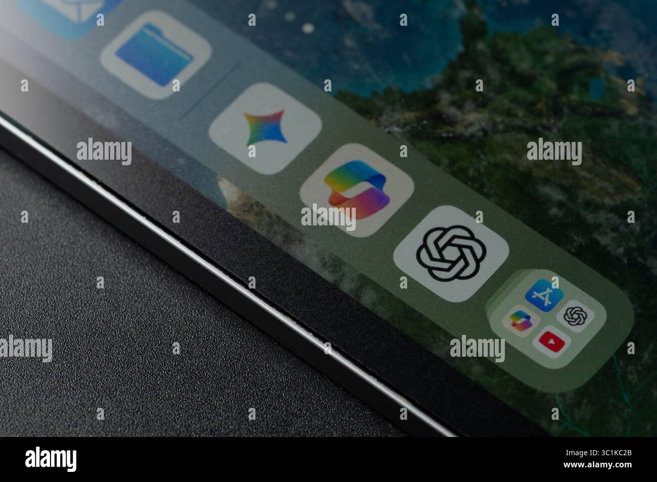 New York, USA - 18. Juli 2025: Gemini Copilot und ChatGPT Symbole auf Tablet-Bildschirm Nahansicht Stockfoto