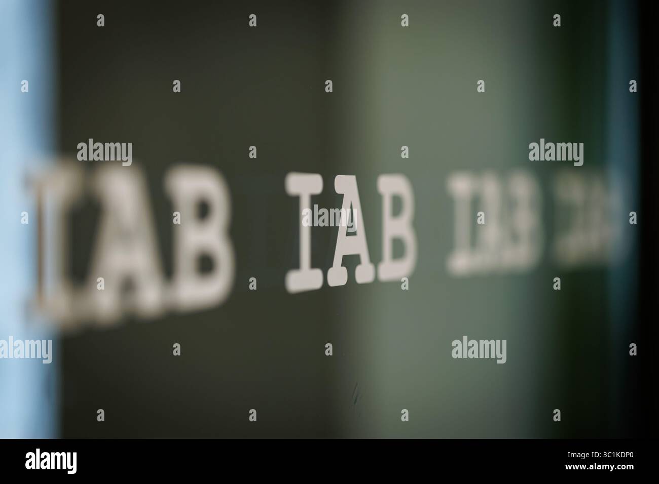 Nürnberg, Deutschland. Juli 2025. Das Letter-Logo des Instituts für Beschäftigungsforschung der Bundesagentur für Arbeit, IAB, ist auf einer Glasscheibe in den Büros der Agentur zu sehen. Vermerk: Daniel Karmann/dpa/Alamy Live News Stockfoto