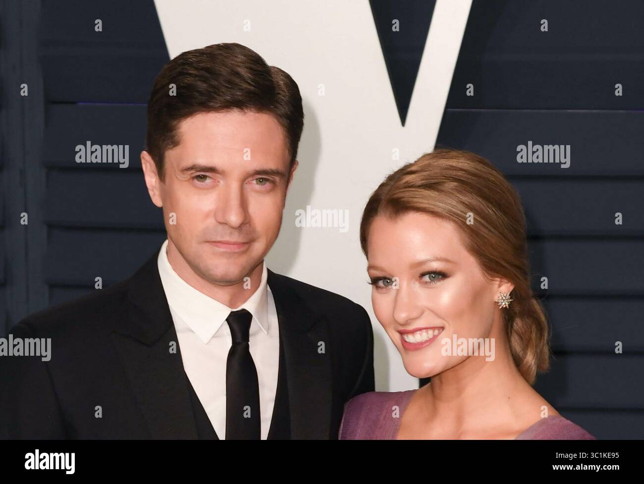 24. Februar 2019 – Los Angeles, Kalifornien, USA – LOS ANGELES, KALIFORNIEN – 24. FEBRUAR: Topher Grace und Ashley Hinshaw bei der Vanity Fair Oscar Party am 24. Februar 2019 in Los Angeles, Kalifornien. Foto: ImageSPACE (Foto: © Imagespace via ZUMA Wire) Stockfoto
