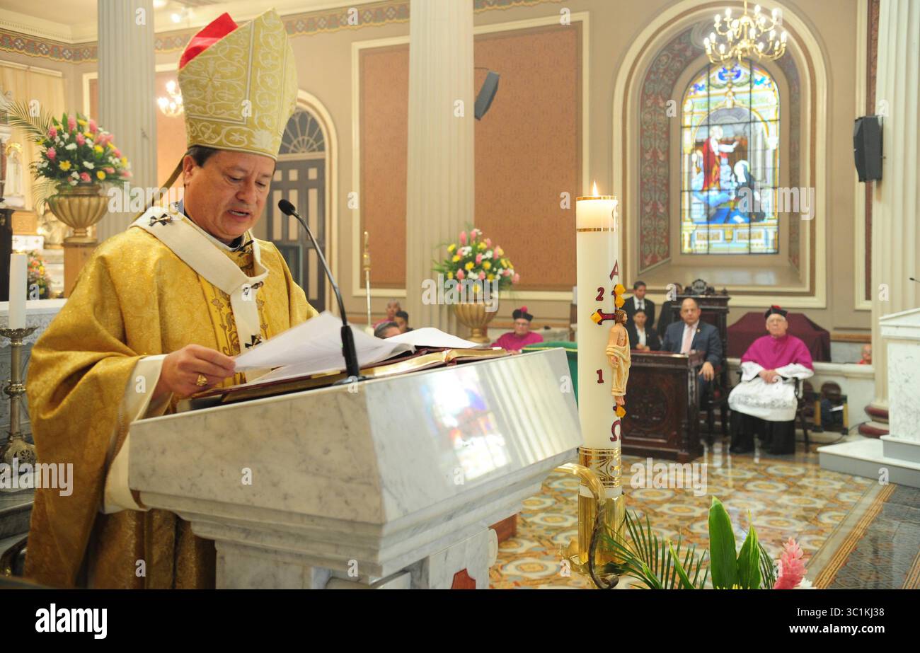 Mai 2016 - 01042016. San Jose. Misa del 1 de Mayo en la Catedral Metropoliana donde el Presidente de la Republica, Luis Guillermo Solis y sus mas allegados se präsenaron a celebrar la eucaristia en celebraciÃÂ³n del Dia del Trabajador. Fotografia: Graciela Solis (Foto: © La Nacion Via ZUMA Press) Stockfoto